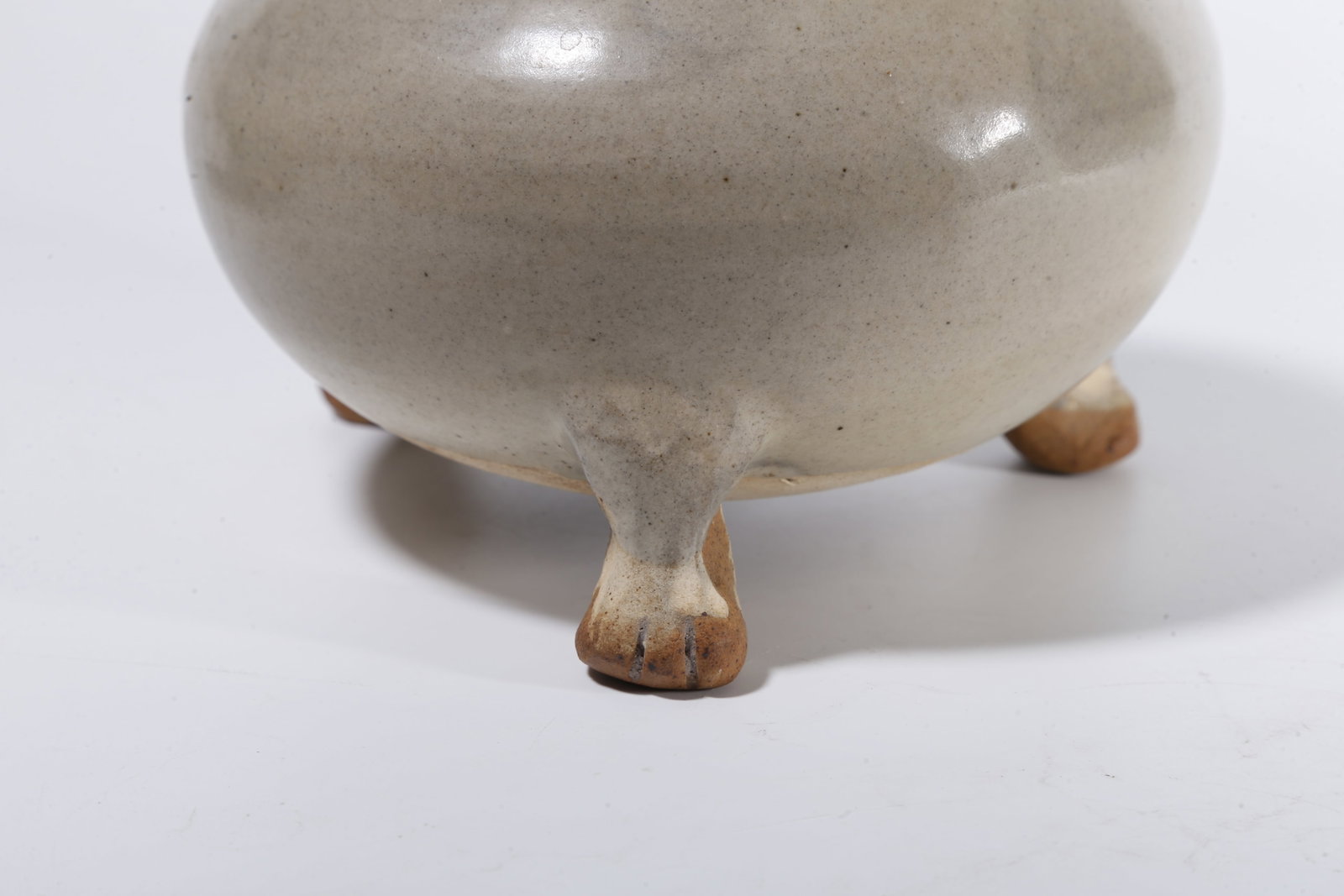A CELADON THREE?LEGGED CENSER - 6