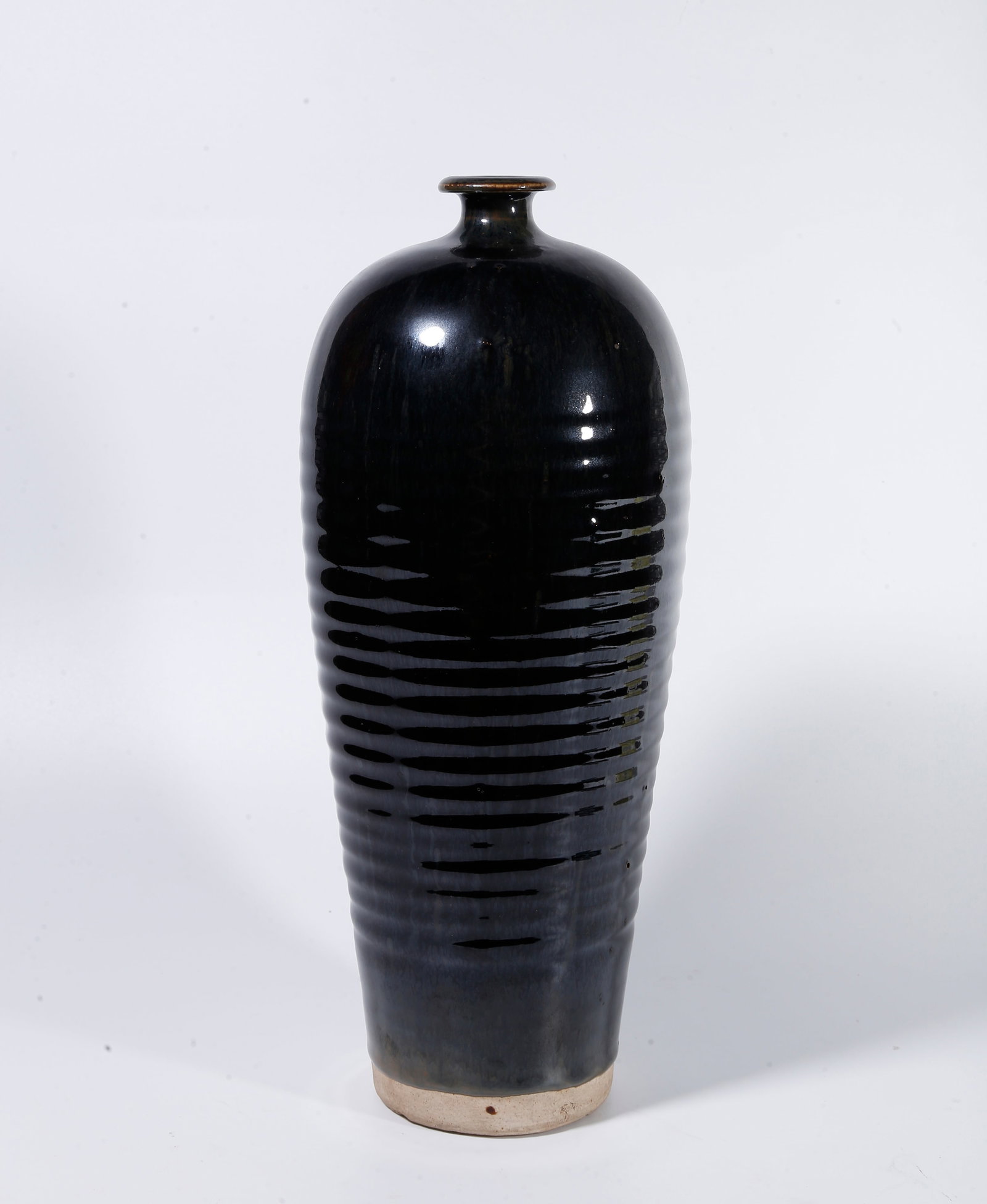 A BLACK?GLAZED PRUNUS VASE WITH BOW?STRING PATTERNS (1 of 8)