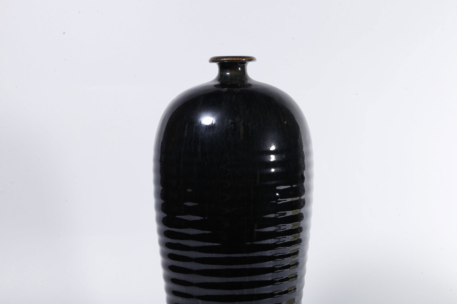A BLACK?GLAZED PRUNUS VASE WITH BOW?STRING PATTERNS - 2