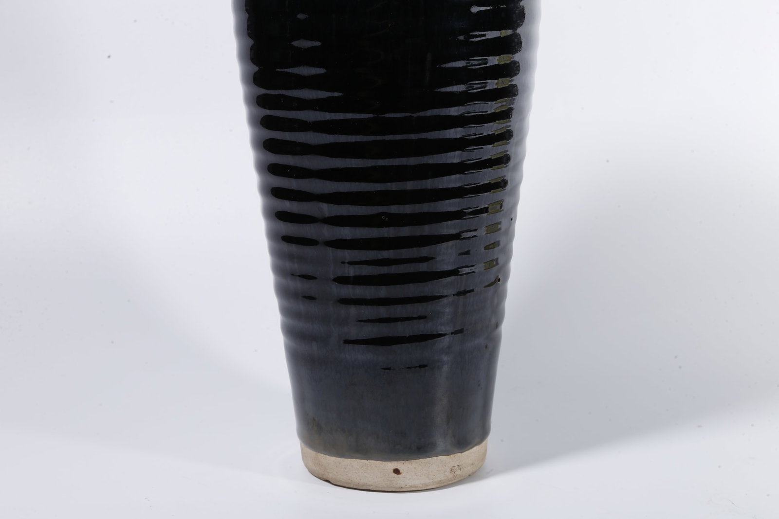 A BLACK?GLAZED PRUNUS VASE WITH BOW?STRING PATTERNS - 3