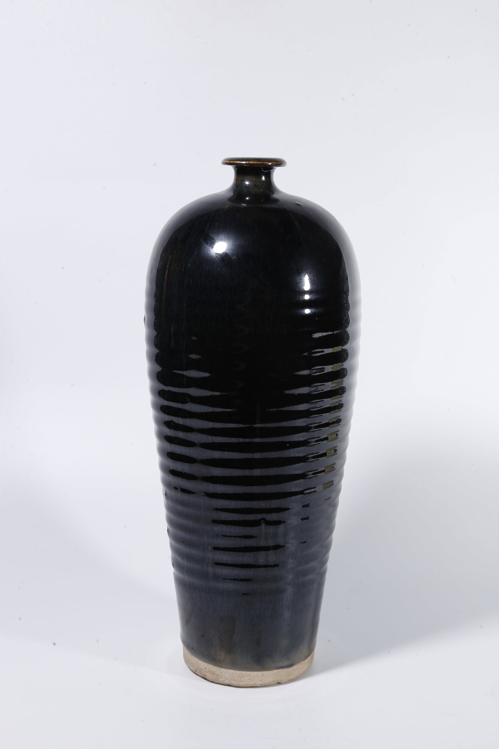 A BLACK?GLAZED PRUNUS VASE WITH BOW?STRING PATTERNS - 4