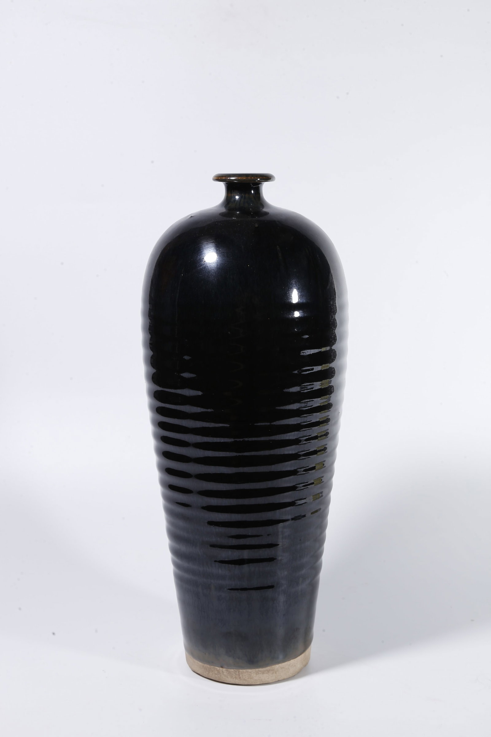 A BLACK?GLAZED PRUNUS VASE WITH BOW?STRING PATTERNS - 5