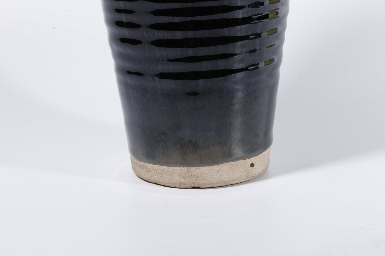 A BLACK?GLAZED PRUNUS VASE WITH BOW?STRING PATTERNS - 6