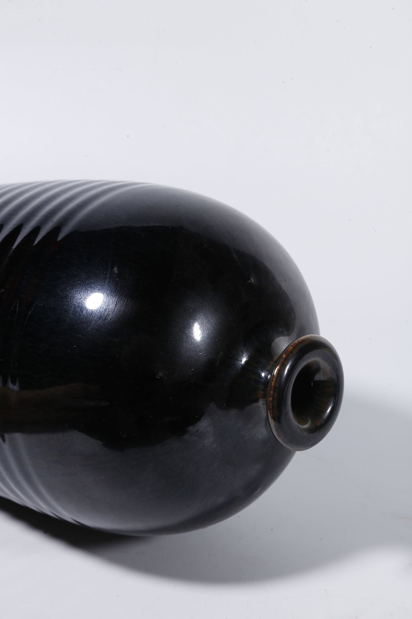 A BLACK?GLAZED PRUNUS VASE WITH BOW?STRING PATTERNS - 7