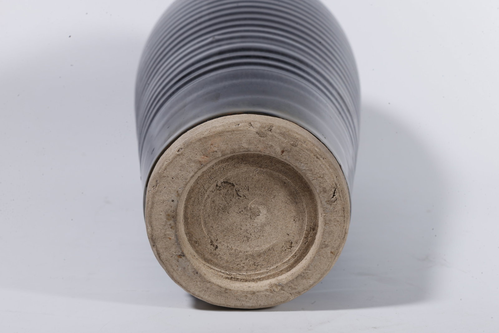 A BLACK?GLAZED PRUNUS VASE WITH BOW?STRING PATTERNS - 8