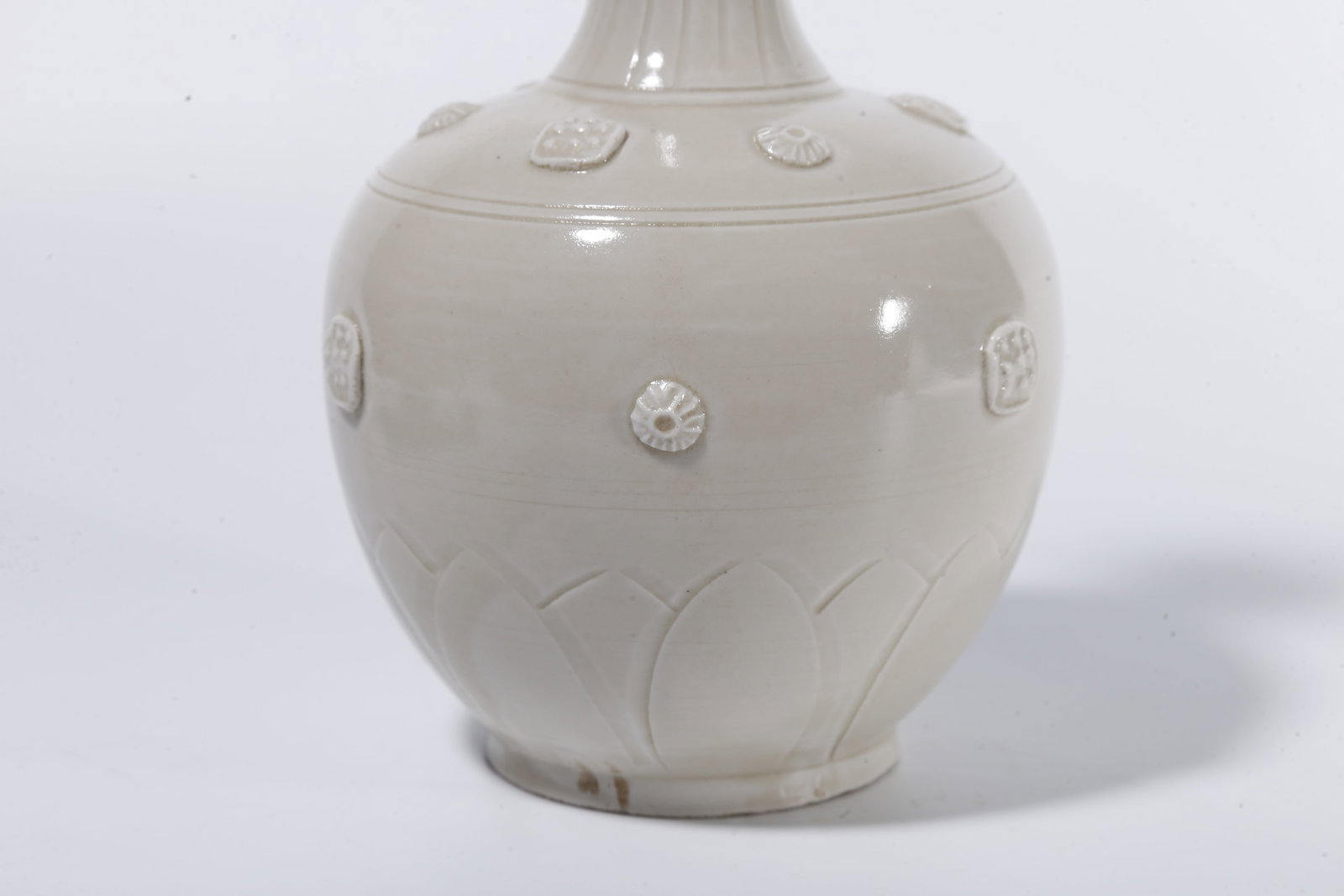 A DING WARE VASE WITH LOTUS PATTERN - 7