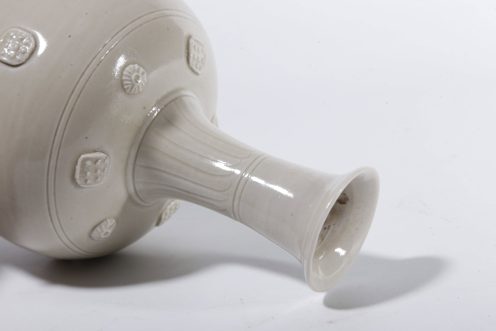 A DING WARE VASE WITH LOTUS PATTERN - 8