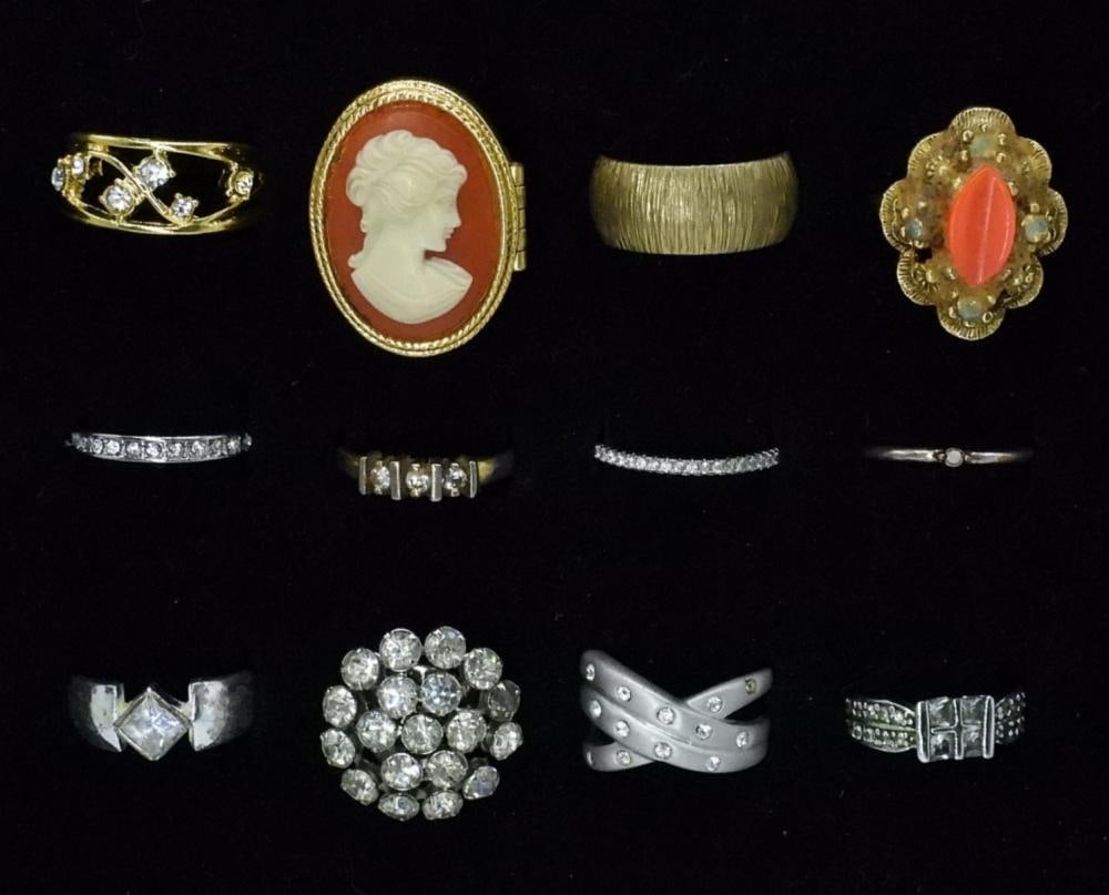 (12) FASHION WOMEN'S RINGS: (12) FASHION WOMEN'S RINGS