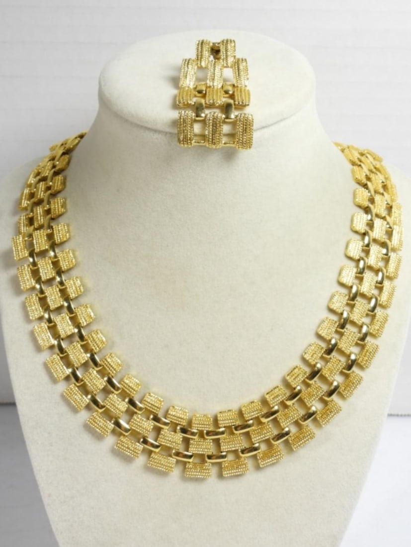 VINTAGE GOLD TONE COLLAR NECKLACE: VINTAGE GOLD TONE COLLAR NECKLACE