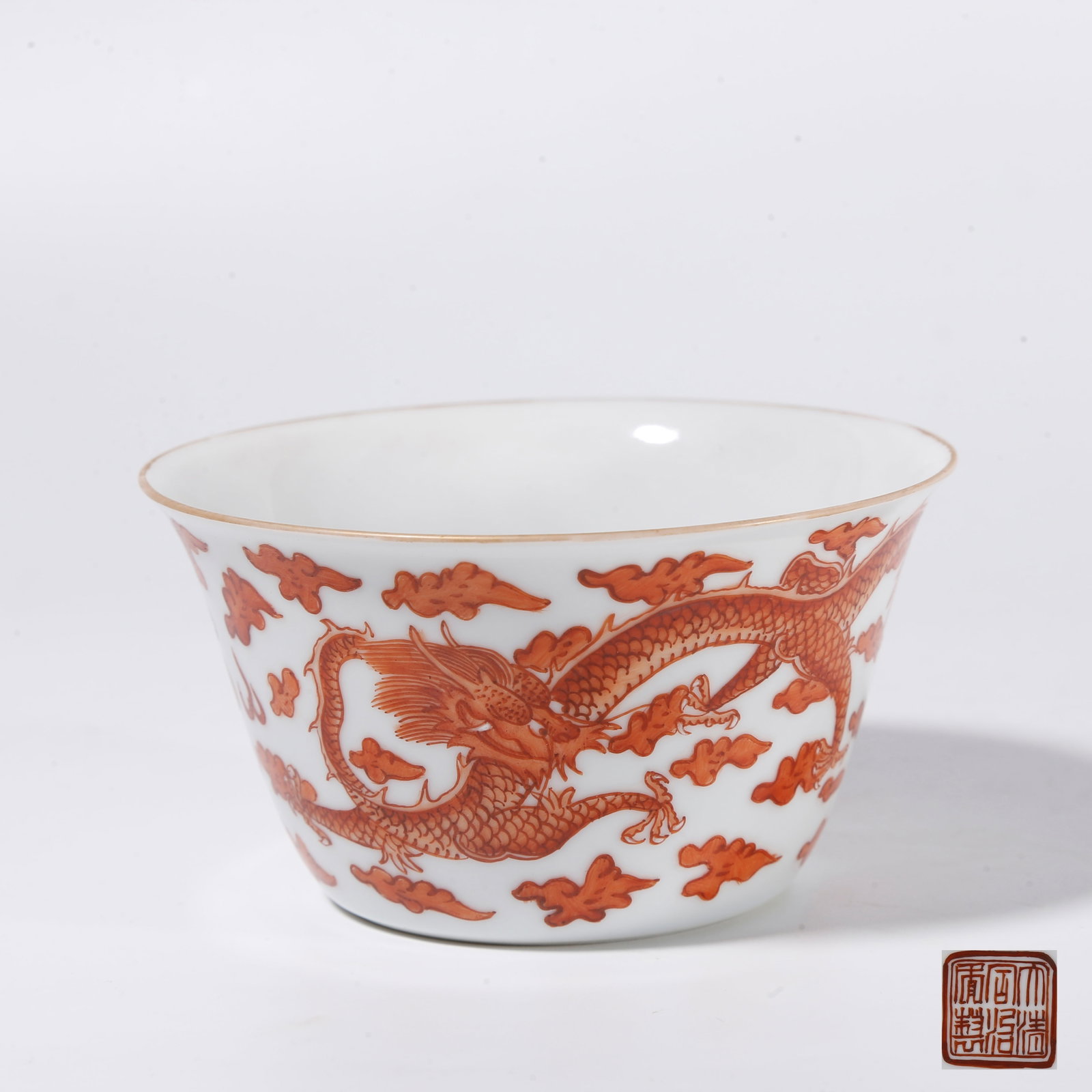 A CUP WITH IRON?RED DOUBLE?DRAGON?PLAYING?WITH?PEARL MOTIF: Cup with iron?red double?dragon?playing?with?pearl motif