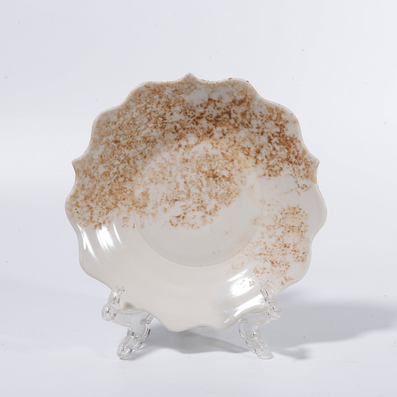 A DING WARE FLOWER?MOUTHED PLATE: Ding ware flower?mouthed plate