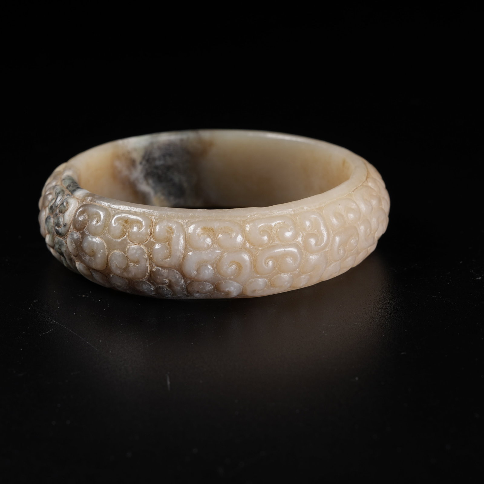 A ARCHAIC JADE BANGLE WITH HOOKED CLOUD PATTERN - 3