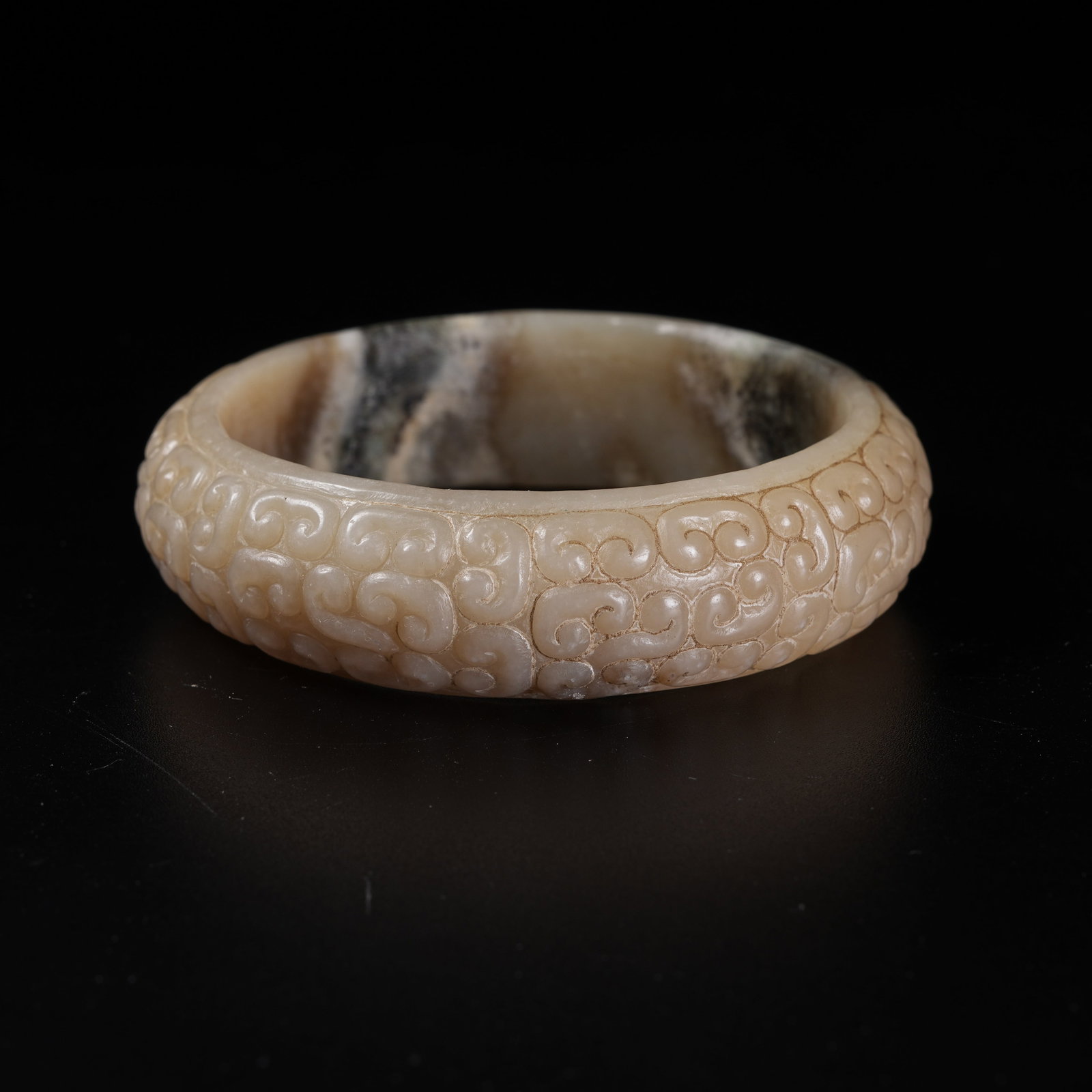 A ARCHAIC JADE BANGLE WITH HOOKED CLOUD PATTERN - 4