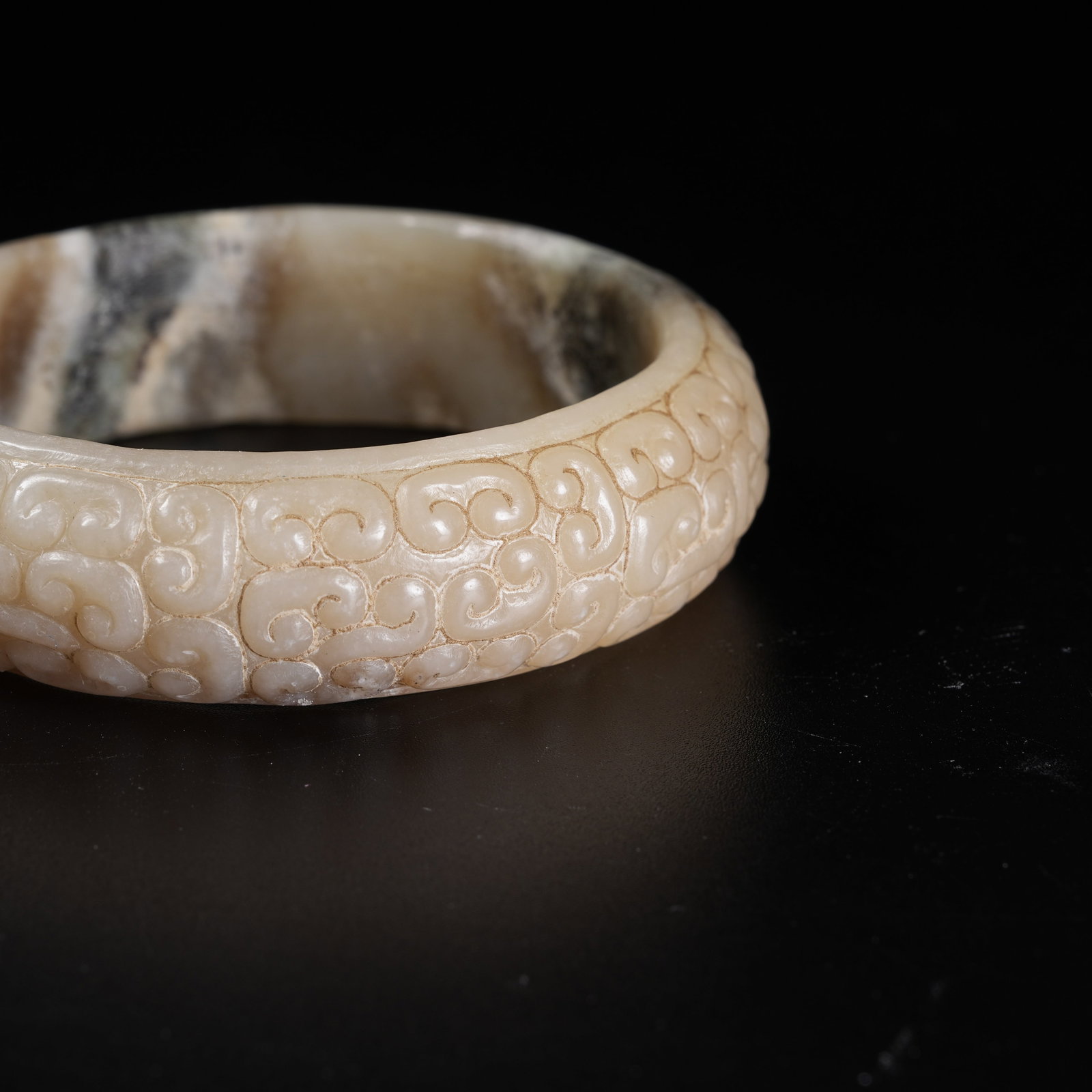 A ARCHAIC JADE BANGLE WITH HOOKED CLOUD PATTERN - 6