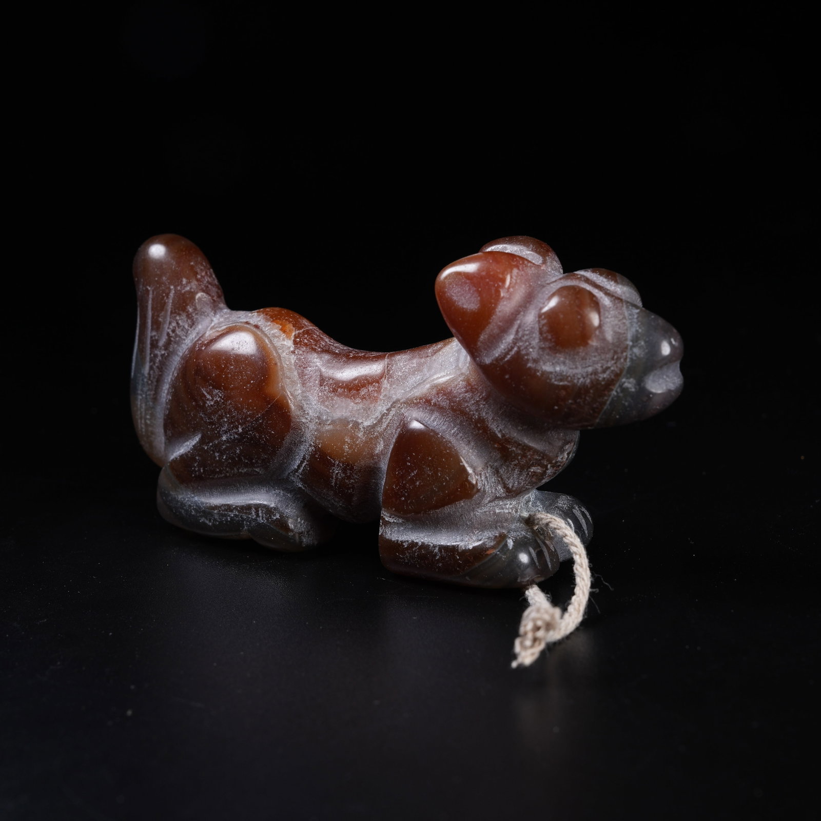 A AGATE AUSPICIOUS BEAST ORNAMENT (1 of 8)