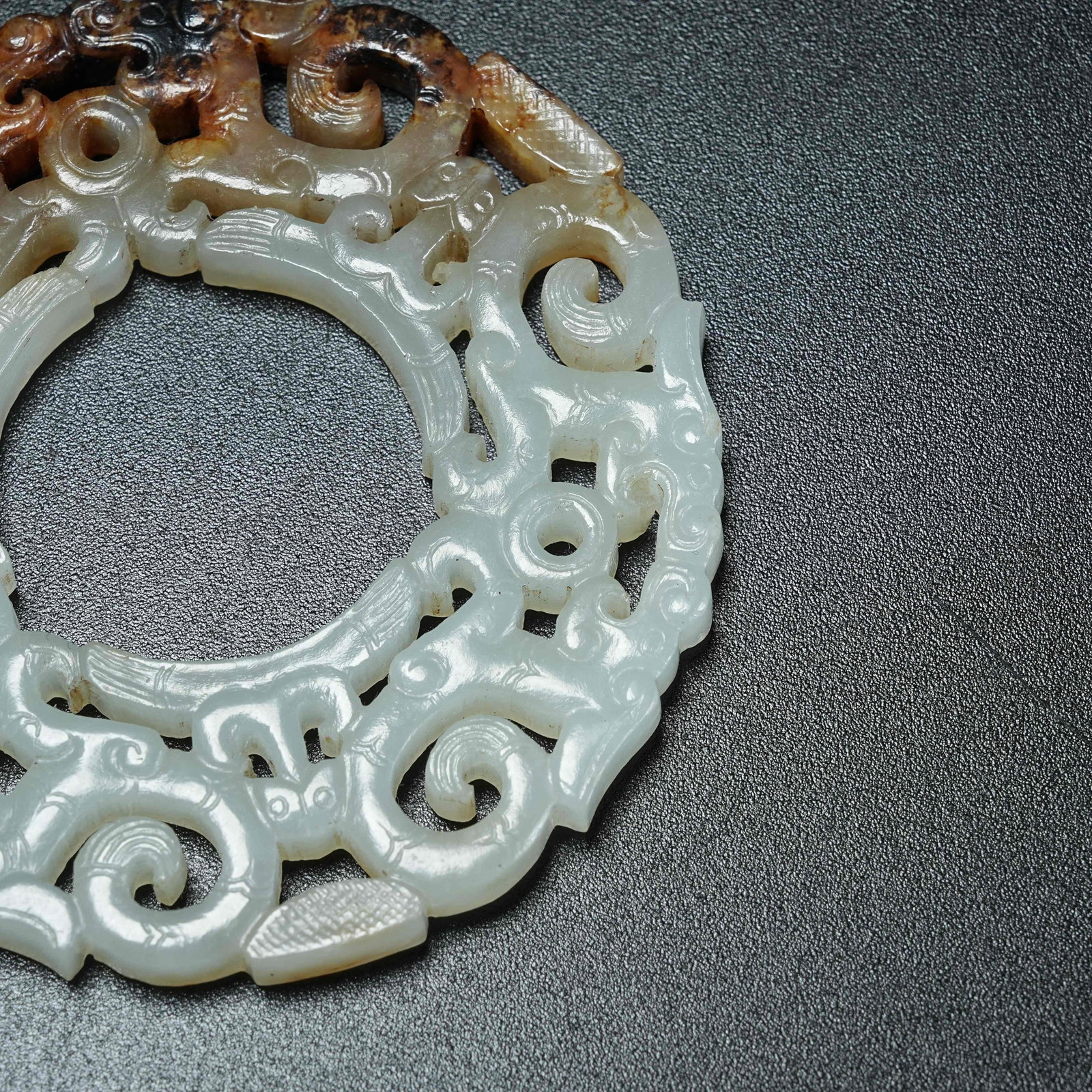 A ANCIENT JADE PENDANT WITH DRAGON PATTERN - 2