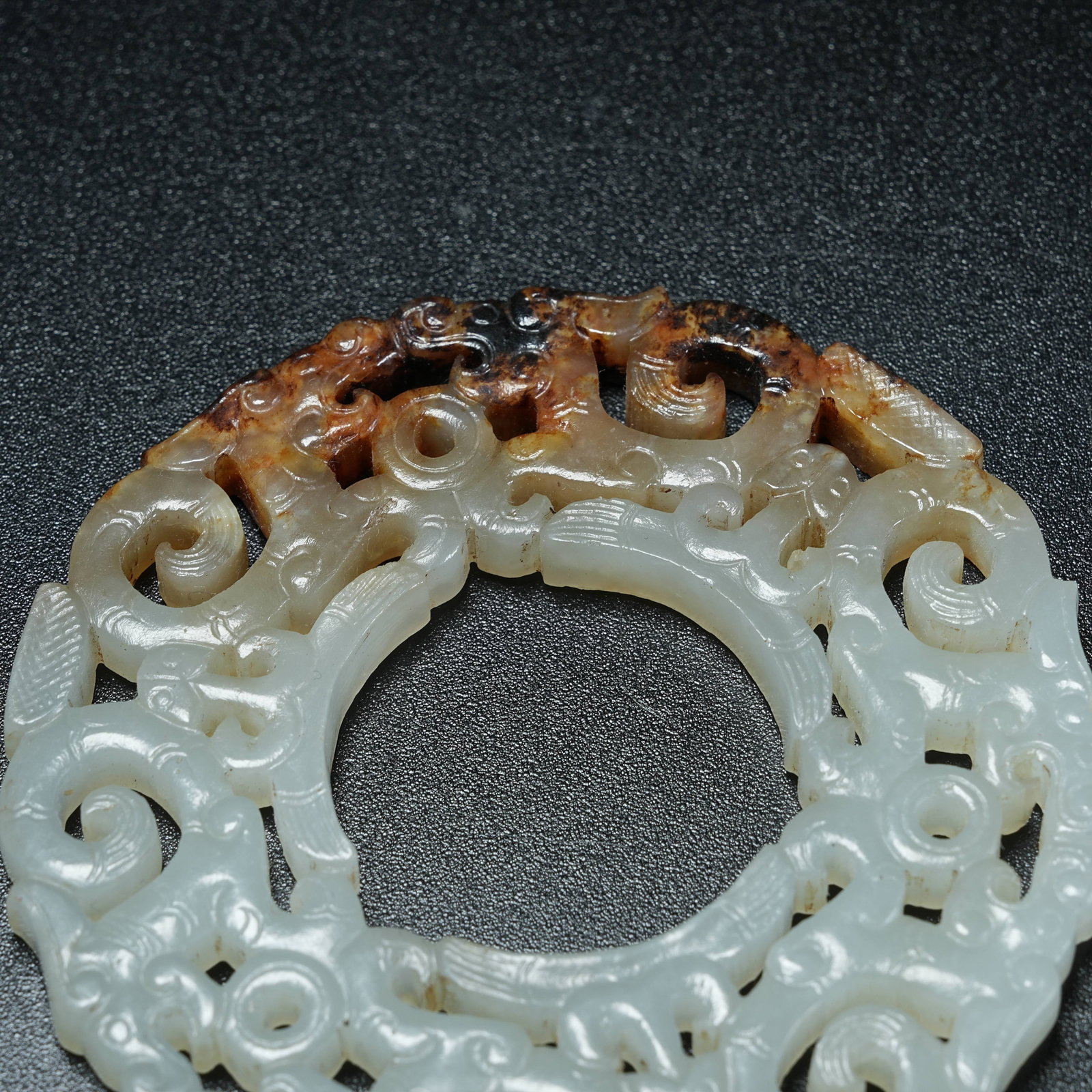 A ANCIENT JADE PENDANT WITH DRAGON PATTERN - 4