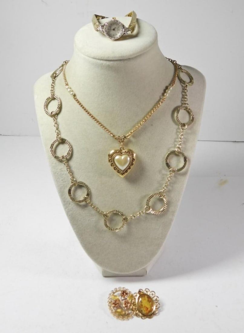 5 PIECE VINTAGE GOLD TONE JEWELRY: 5 PIECE VINTAGE GOLD TONE JEWELRY