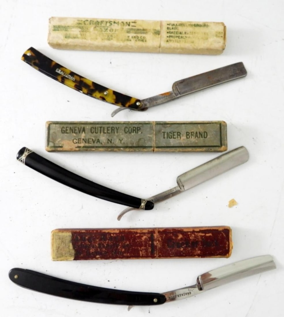 (3) VINTAGE STRAIGHT EDGE RAZORS W CASE: (3) VINTAGE STRAIGHT EDGE RAZORS W CASE
