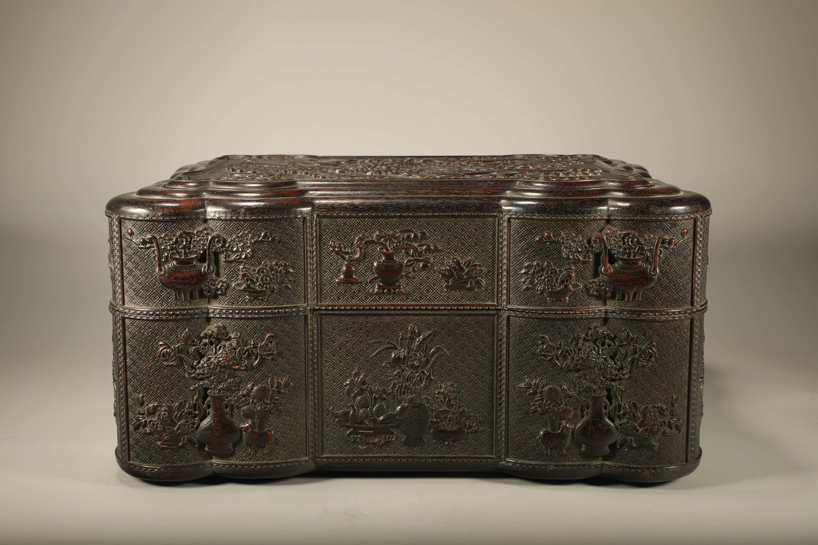 A SANDALWOOD BOX CARVED WITH DRAGON AND PHOENIX PATTERNS (1 of 7)