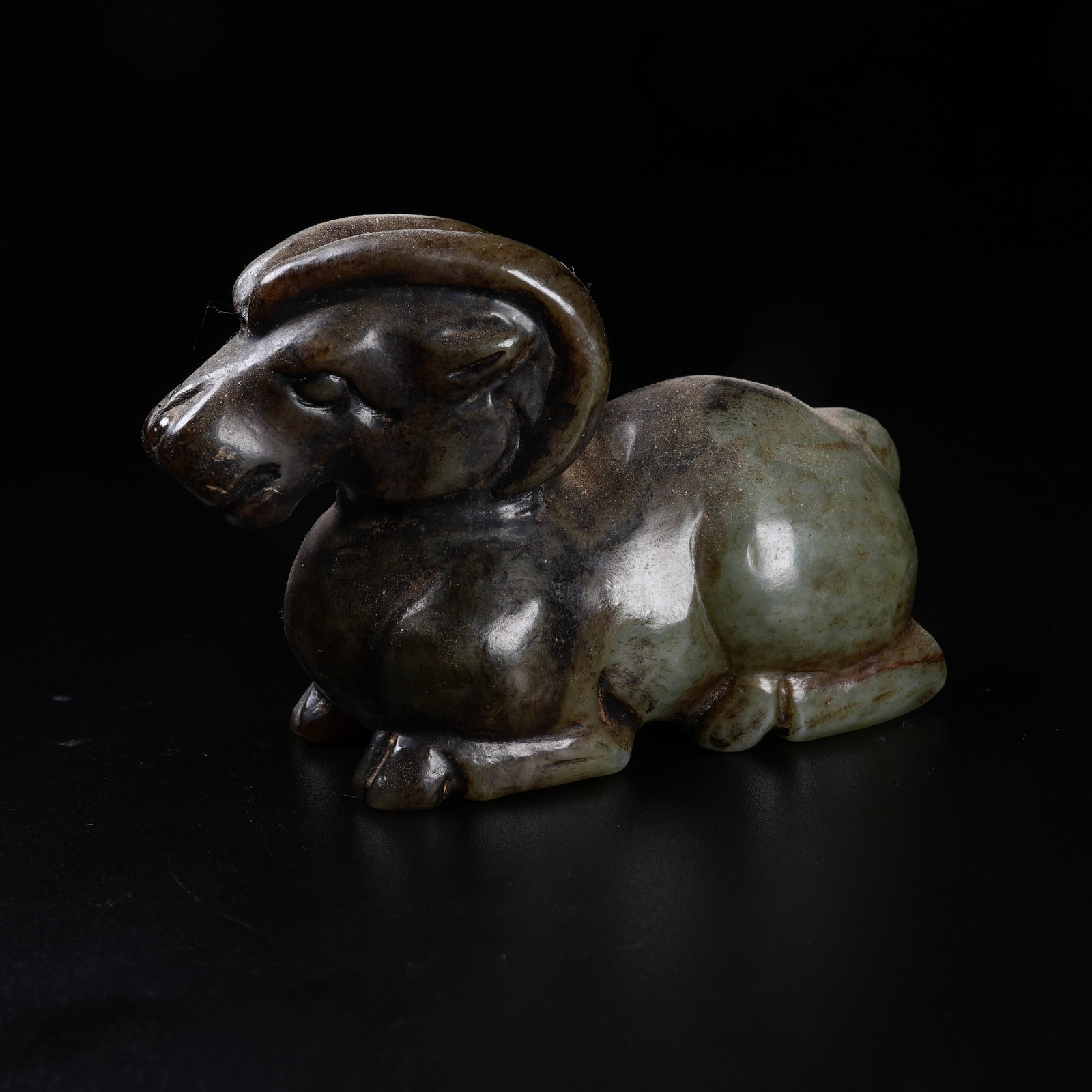 A ARCHAIC JADE RECUMBENT SHEEP ORNAMENT (1 of 10)