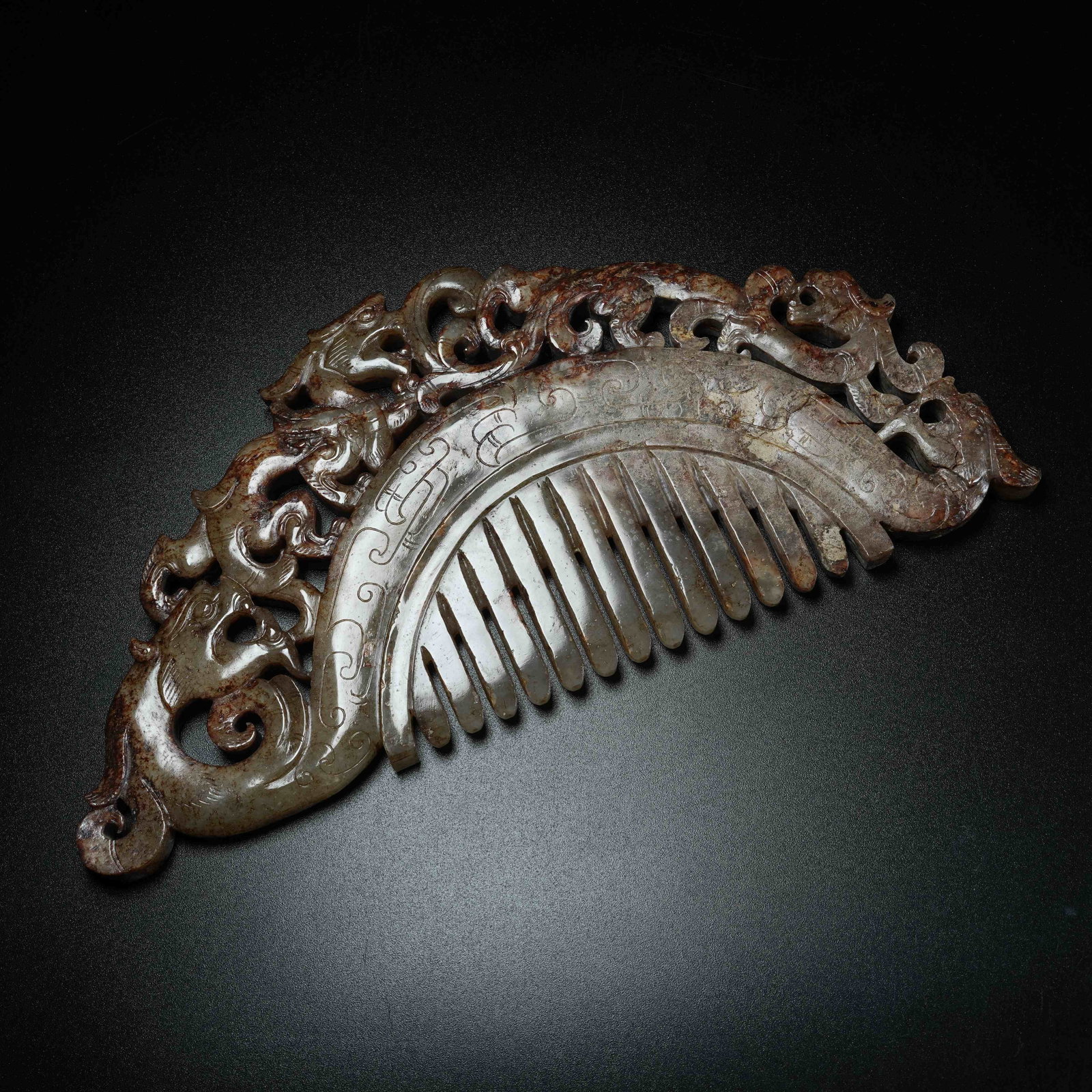 A ANCIENT JADE COMB CARVED WITH DRAGON PATTERNS (1 of 9)