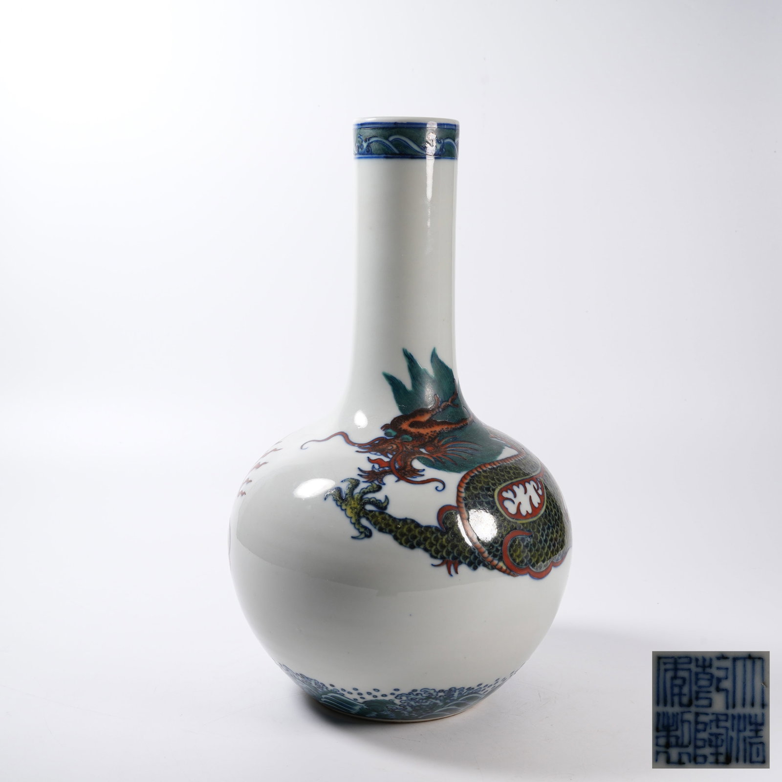 A DOUCAI LONG-NECK VASE WITH CLOUD DRAGON PATTERN (1 of 9)