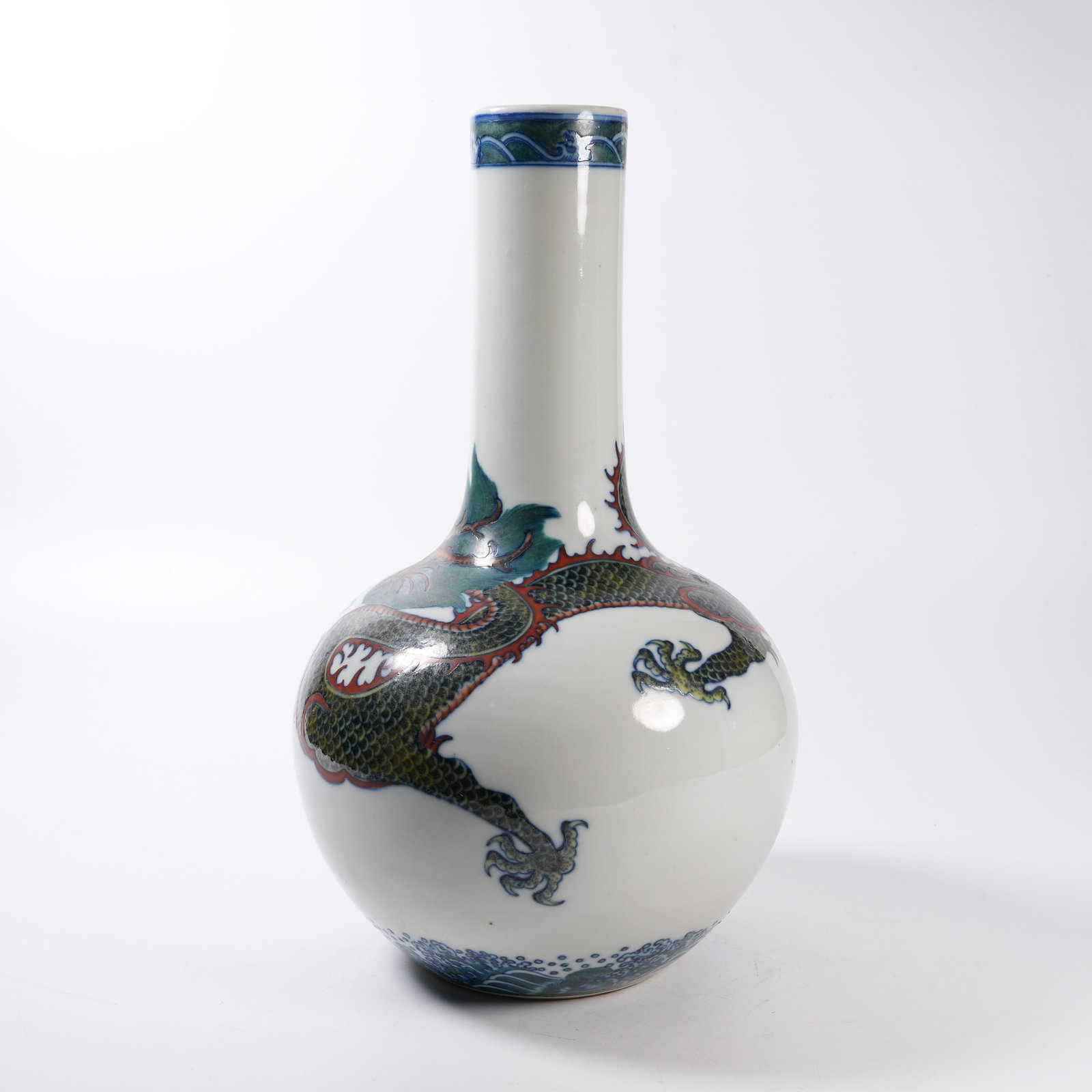 A DOUCAI LONG-NECK VASE WITH CLOUD DRAGON PATTERN - 2