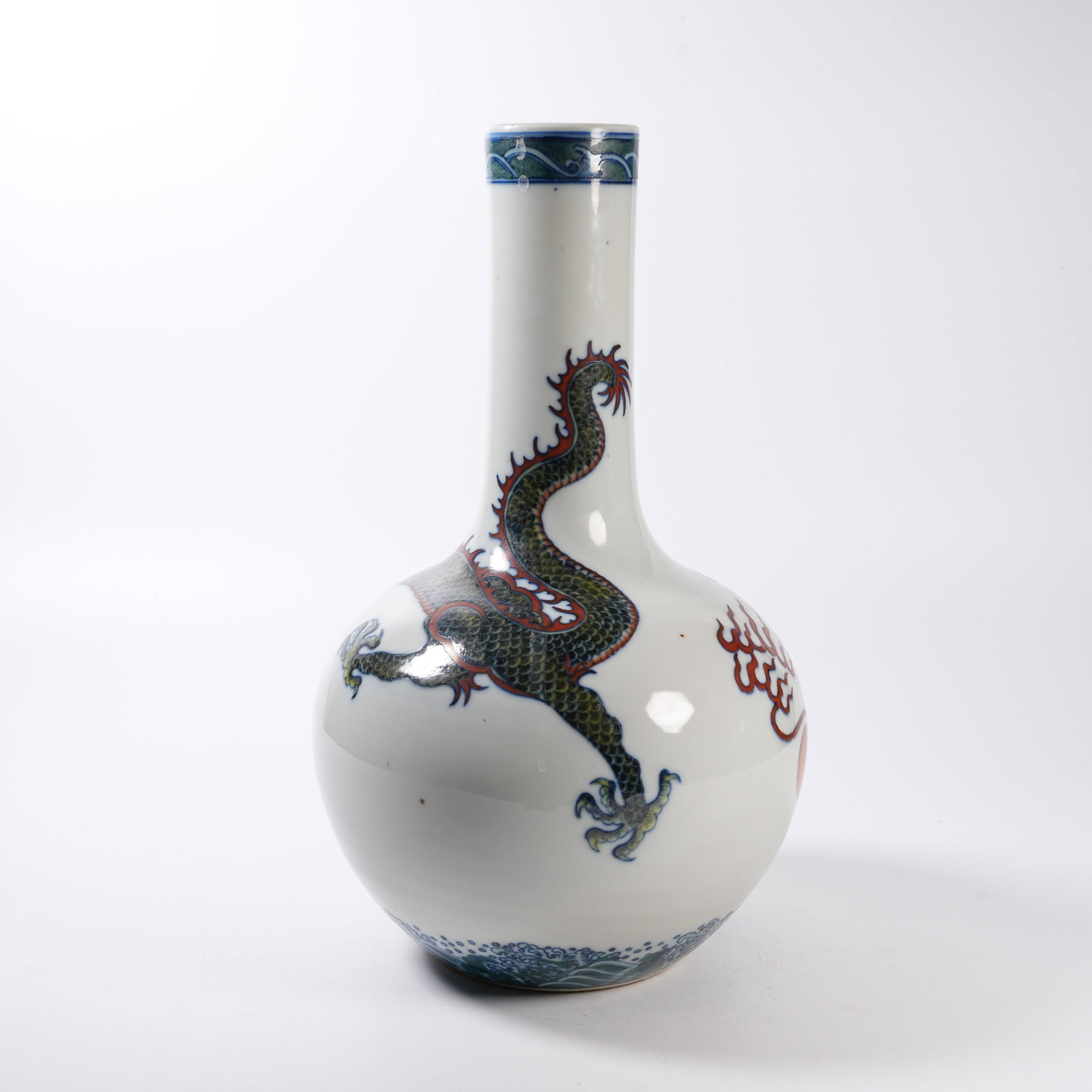 A DOUCAI LONG-NECK VASE WITH CLOUD DRAGON PATTERN - 3