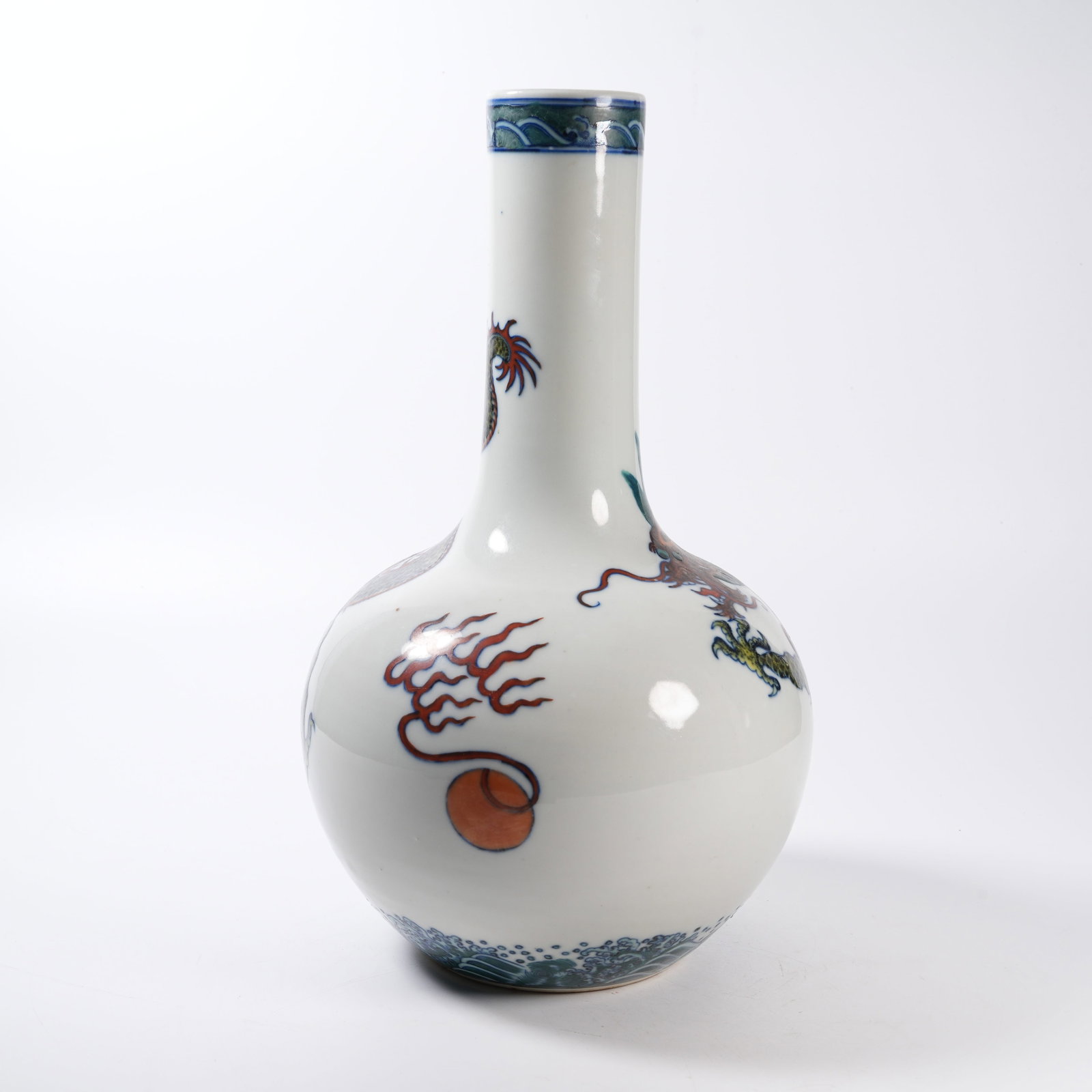 A DOUCAI LONG-NECK VASE WITH CLOUD DRAGON PATTERN - 4