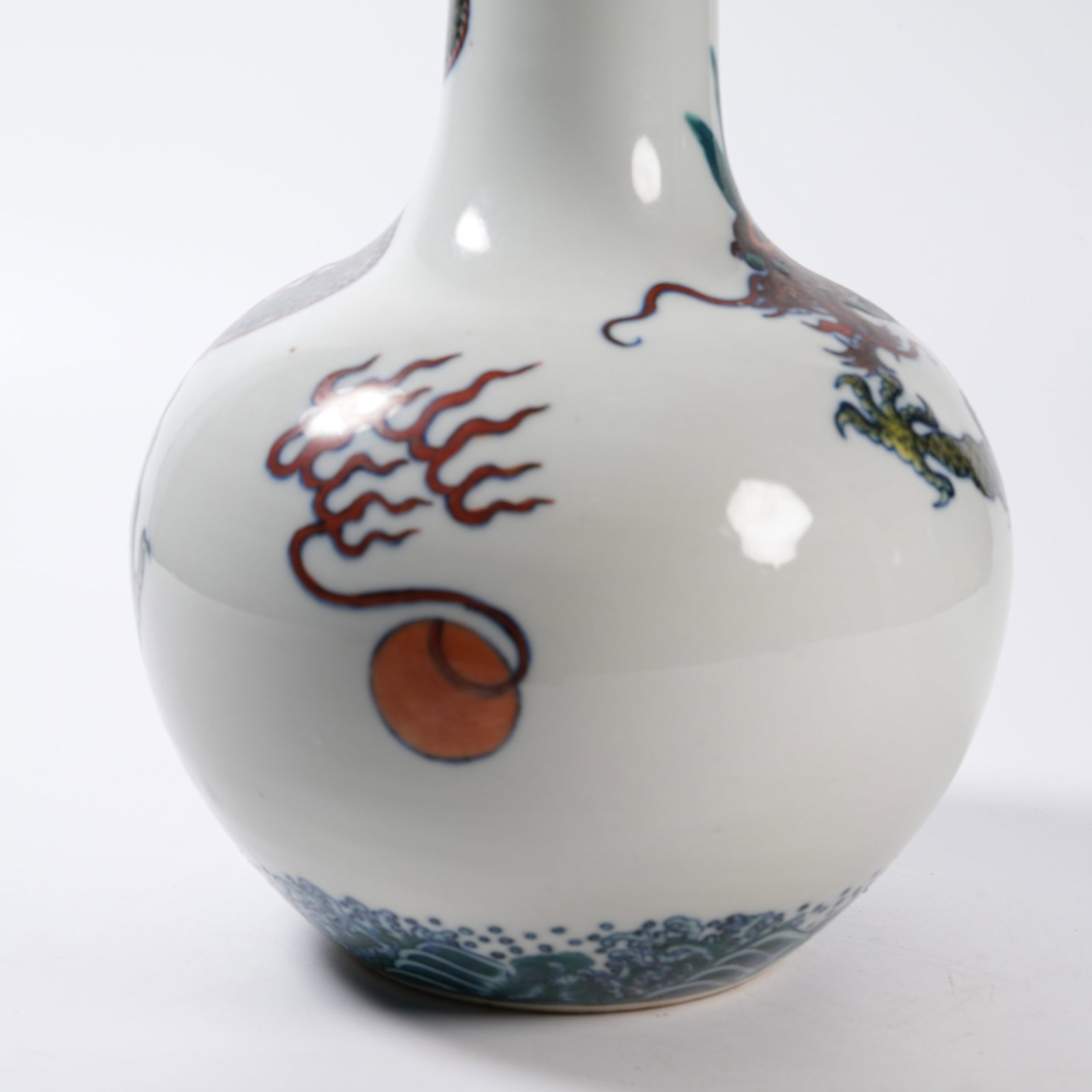A DOUCAI LONG-NECK VASE WITH CLOUD DRAGON PATTERN - 5
