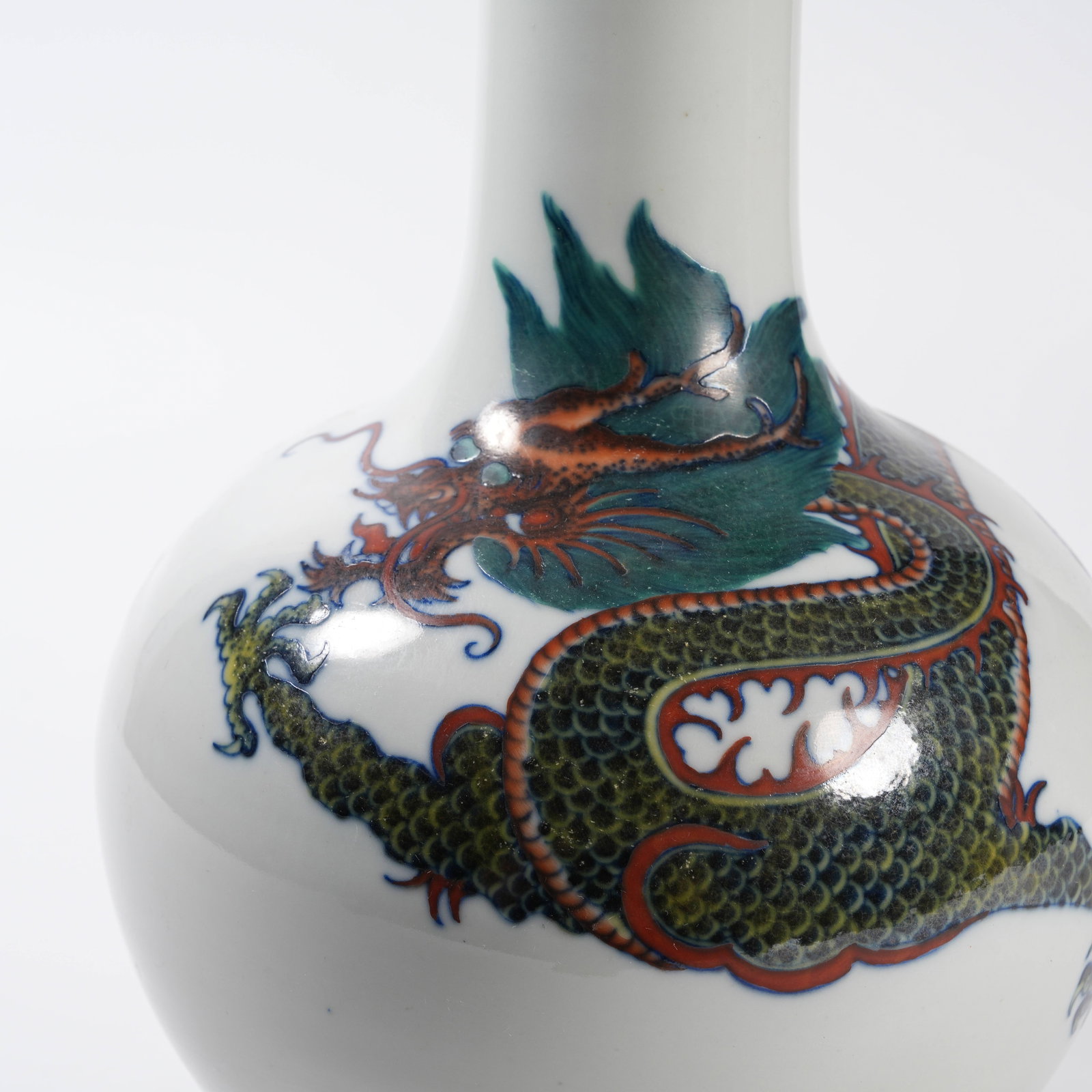 A DOUCAI LONG-NECK VASE WITH CLOUD DRAGON PATTERN - 6