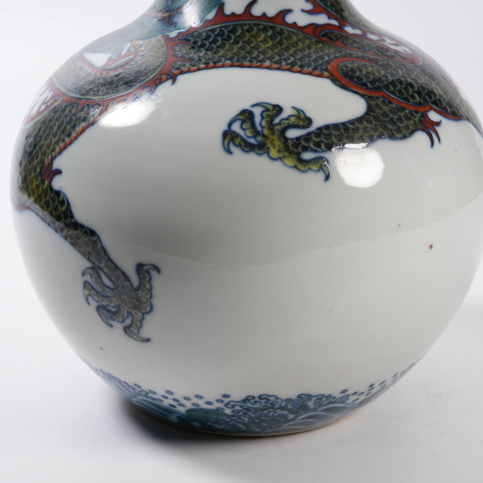 A DOUCAI LONG-NECK VASE WITH CLOUD DRAGON PATTERN - 7