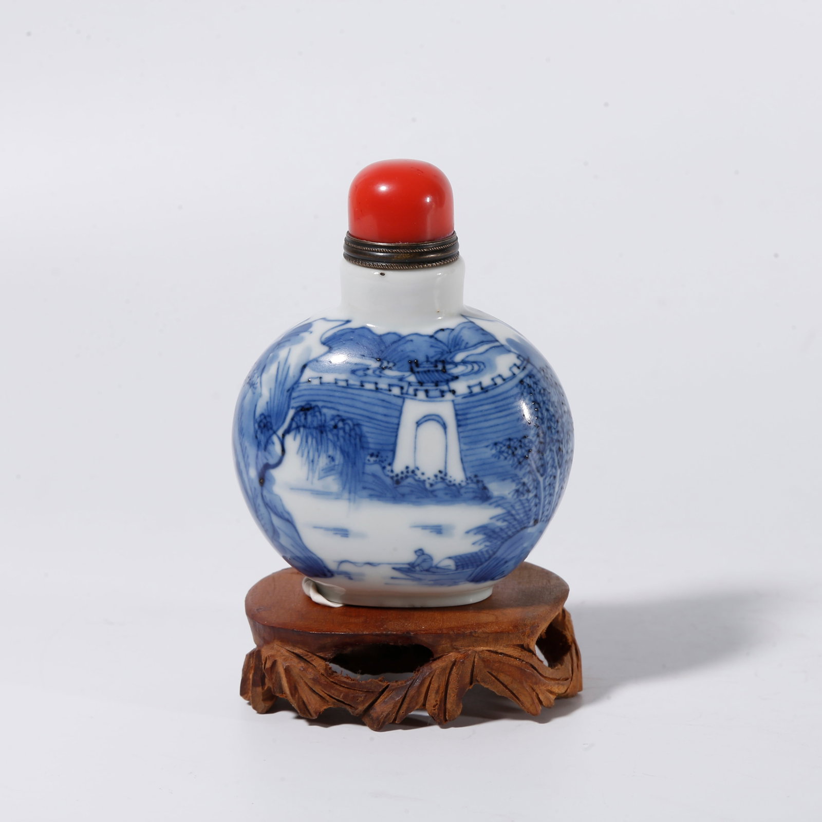 A SNUFF BOTTLE WITH BLUE?AND?WHITE LANDSCAPE AND FIGURE MOTIF: Snuff bottle with blue?and?white landscape and figure motif