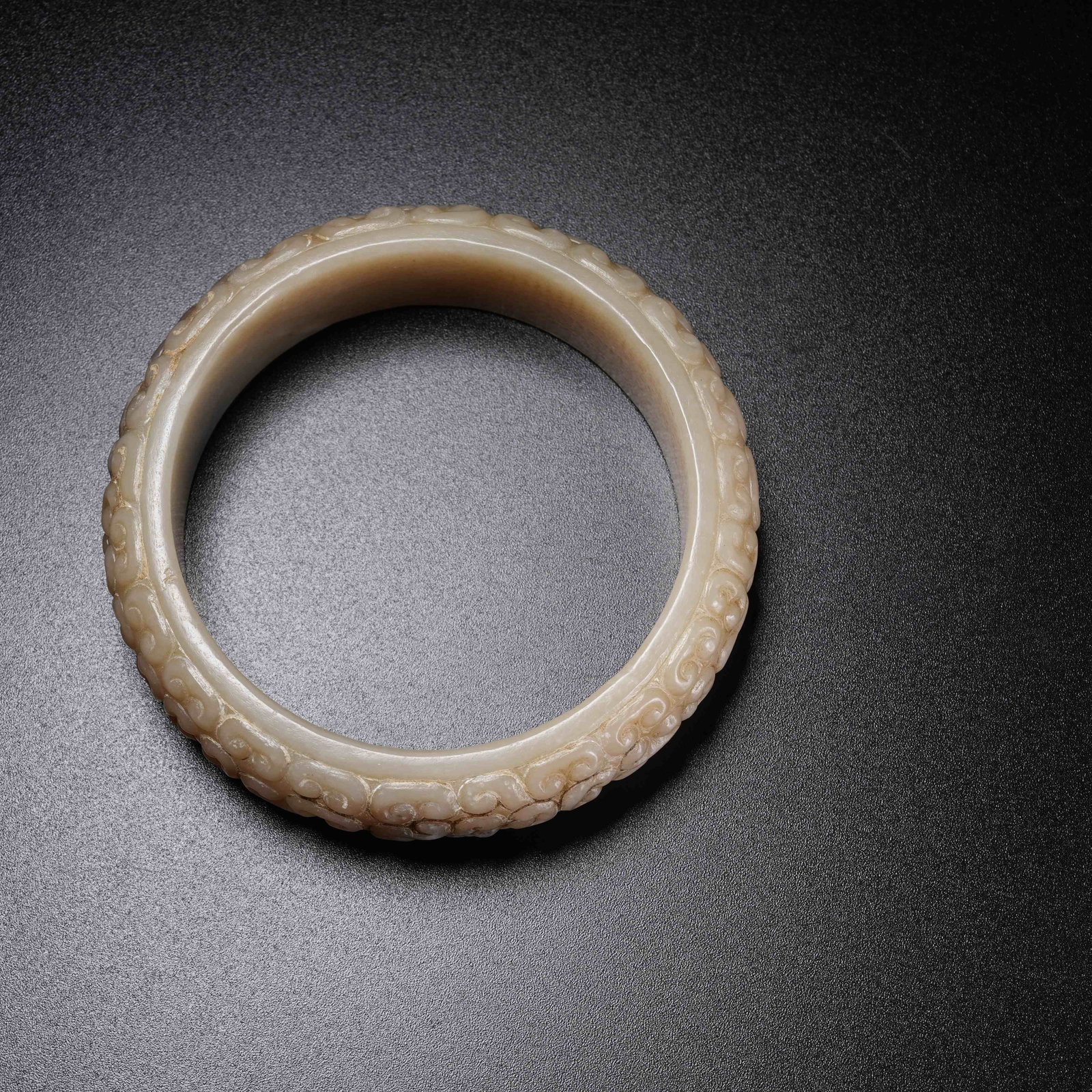 A ARCHAIC JADE BANGLE - 9
