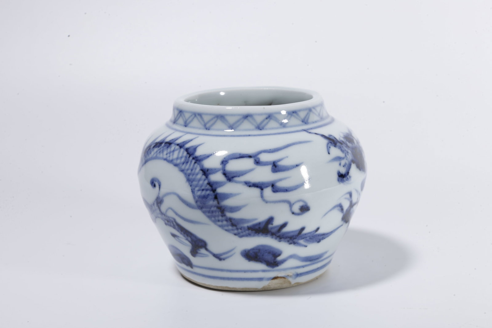 A BLUE?AND?WHITE JAR WITH DRAGON PATTERN - 4
