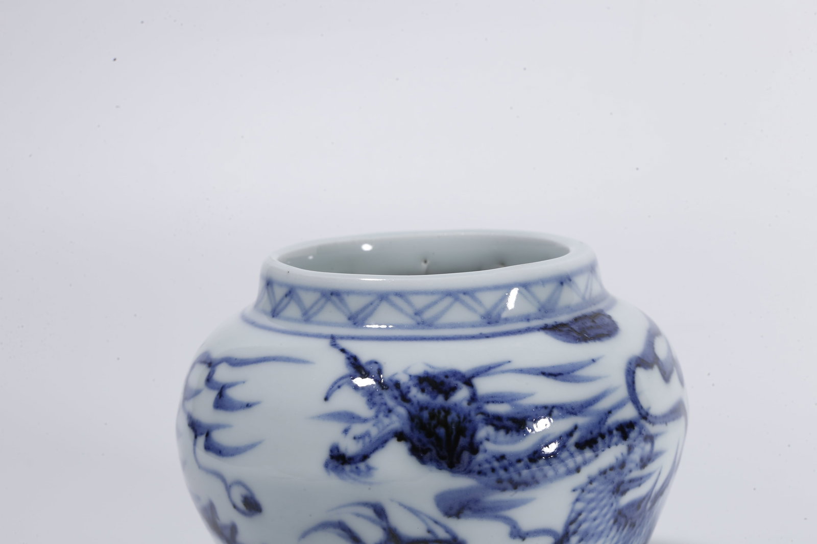 A BLUE?AND?WHITE JAR WITH DRAGON PATTERN - 5