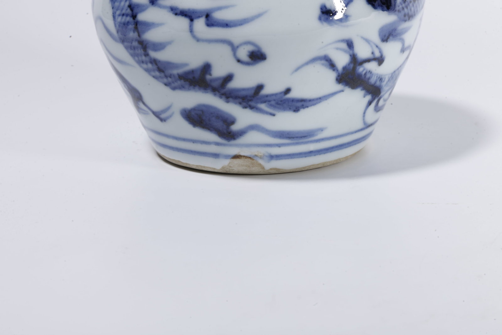 A BLUE?AND?WHITE JAR WITH DRAGON PATTERN - 6