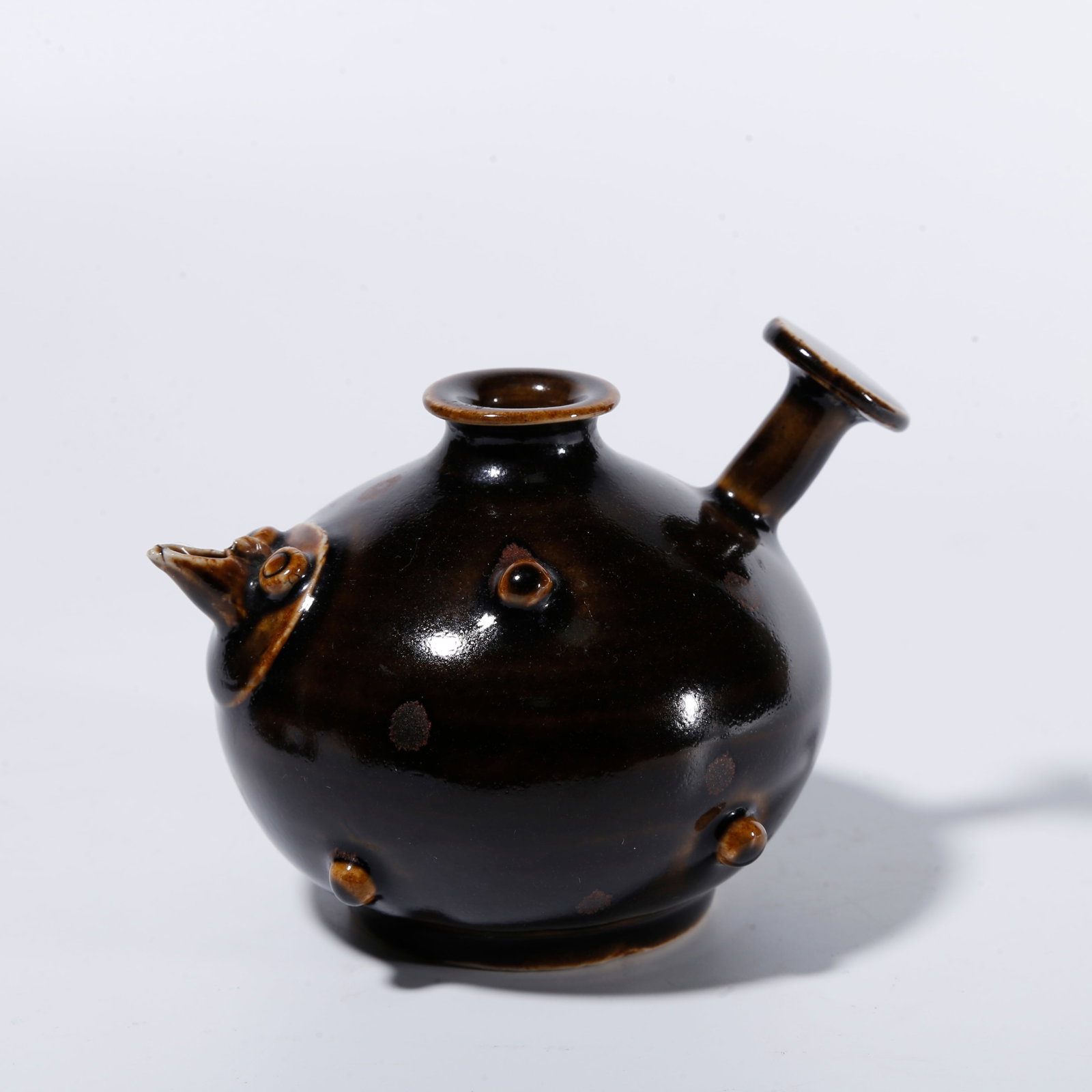 A DING WARE BROWN?PAINTED WATER EWER: Ding ware brown?painted water ewer