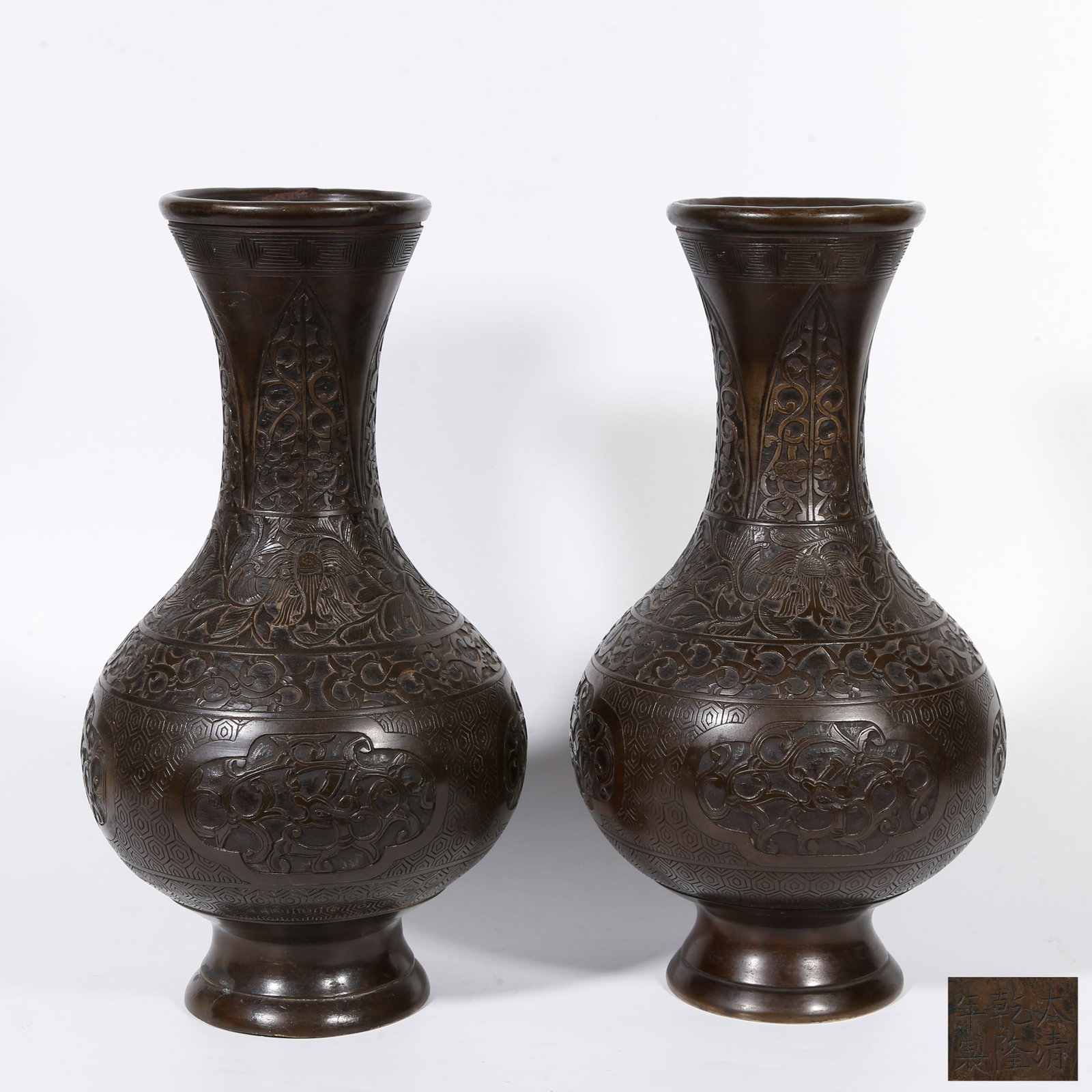 A BRONZE VASE WITH KUI?DRAGON PATTERN (SET): Bronze vase with kui?dragon pattern (set)