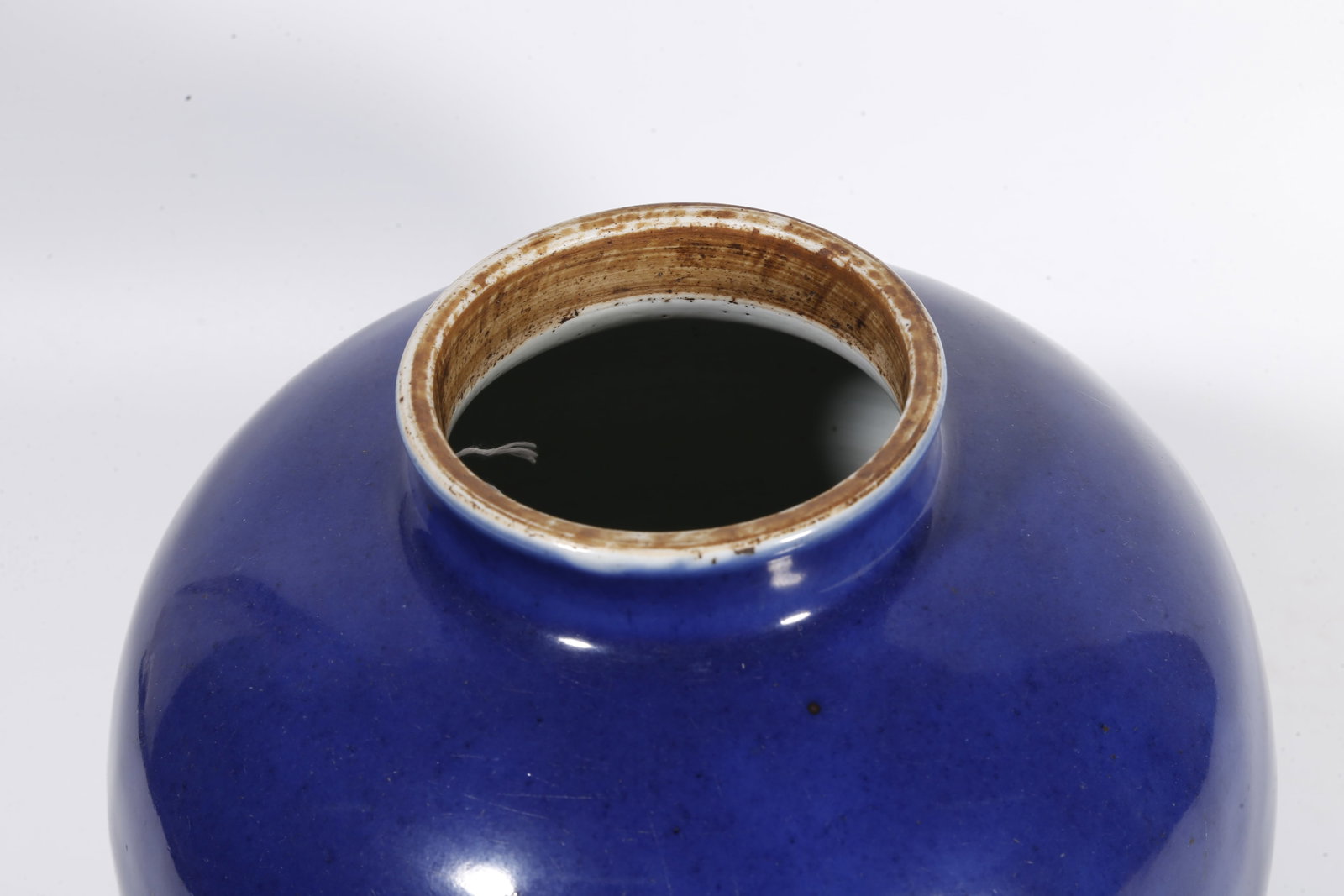 A COVERED JAR WITH SPLASHED?BLUE GLAZE - 8