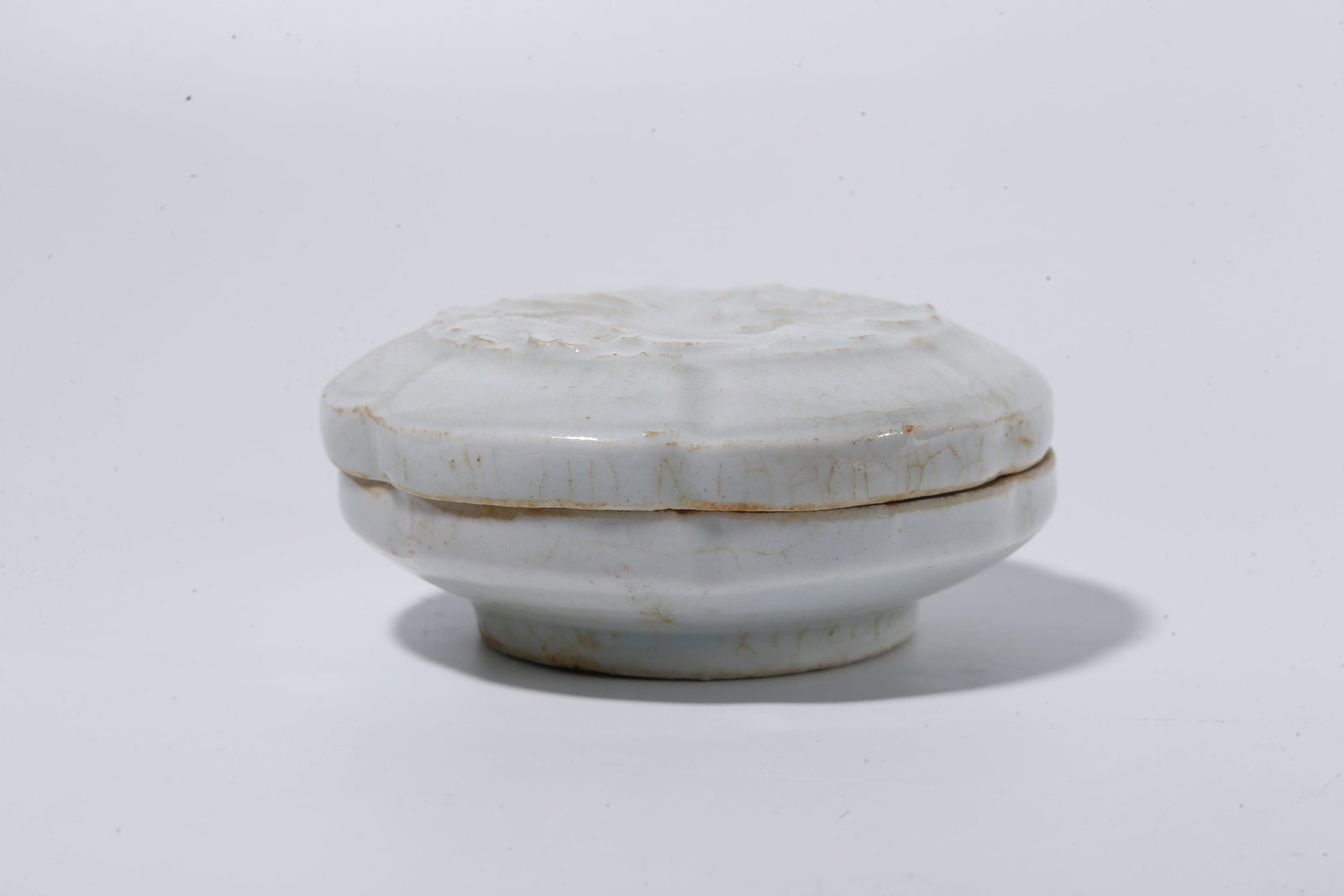 A SHADOW?CELADON GLAZED COVERED BOX WITH FLORAL PATTERN - 2