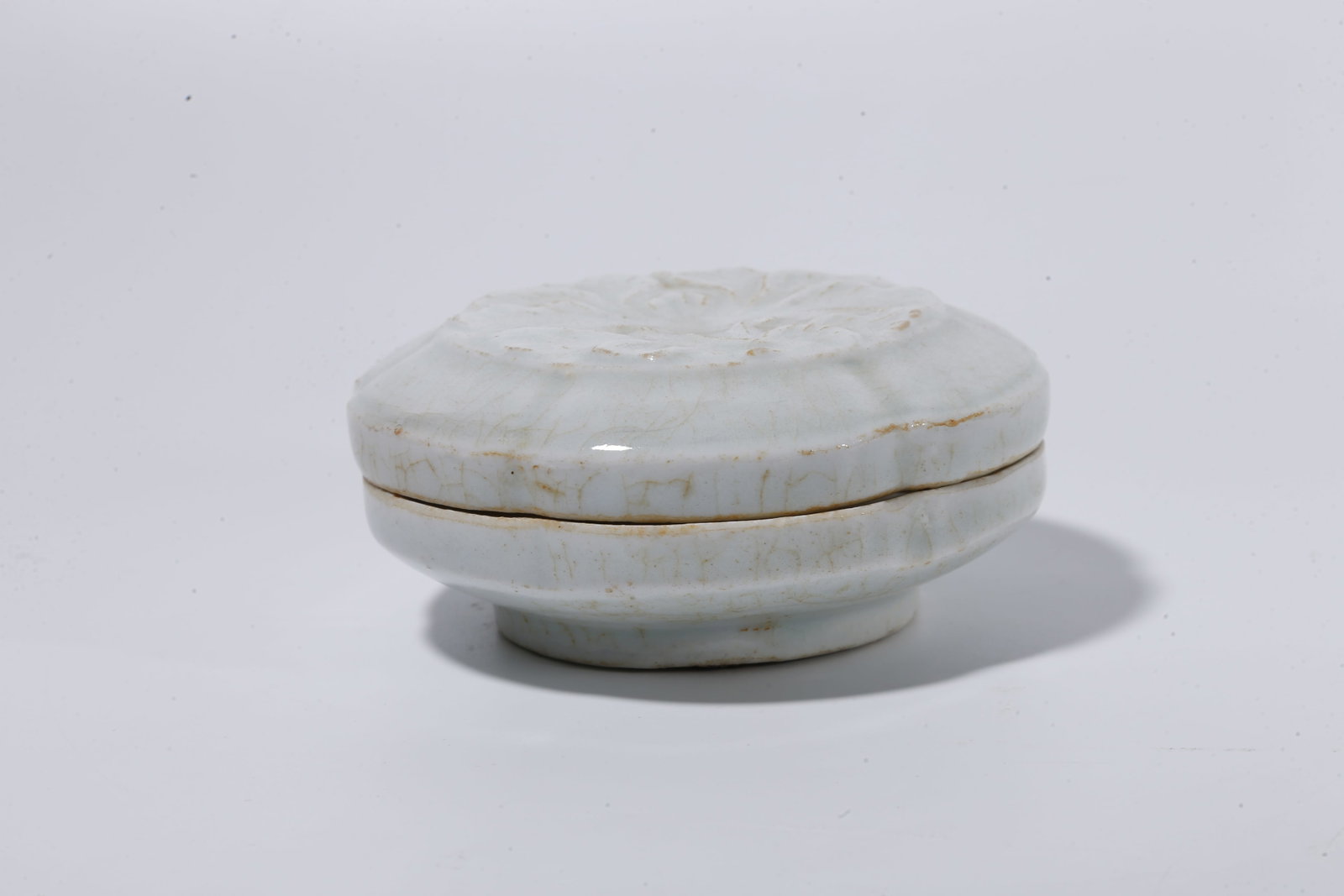 A SHADOW?CELADON GLAZED COVERED BOX WITH FLORAL PATTERN - 3
