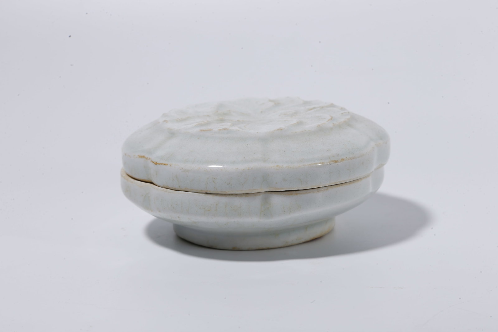 A SHADOW?CELADON GLAZED COVERED BOX WITH FLORAL PATTERN - 4