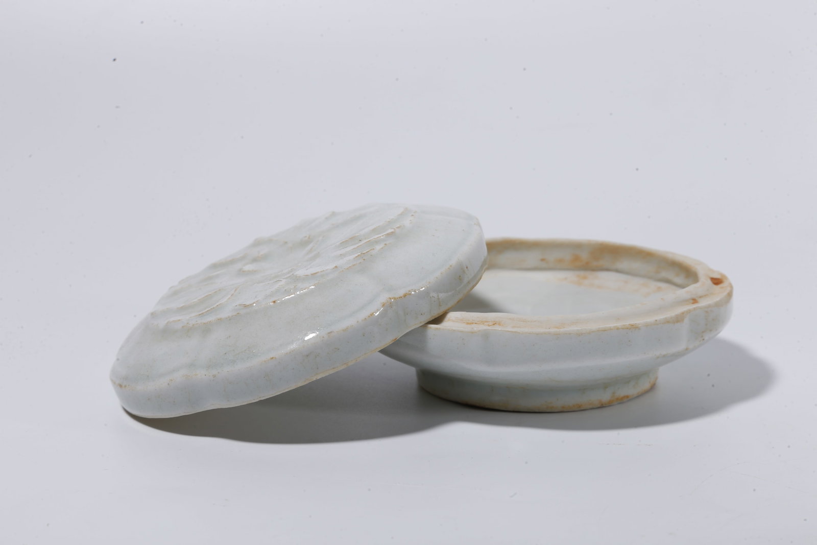 A SHADOW?CELADON GLAZED COVERED BOX WITH FLORAL PATTERN - 5