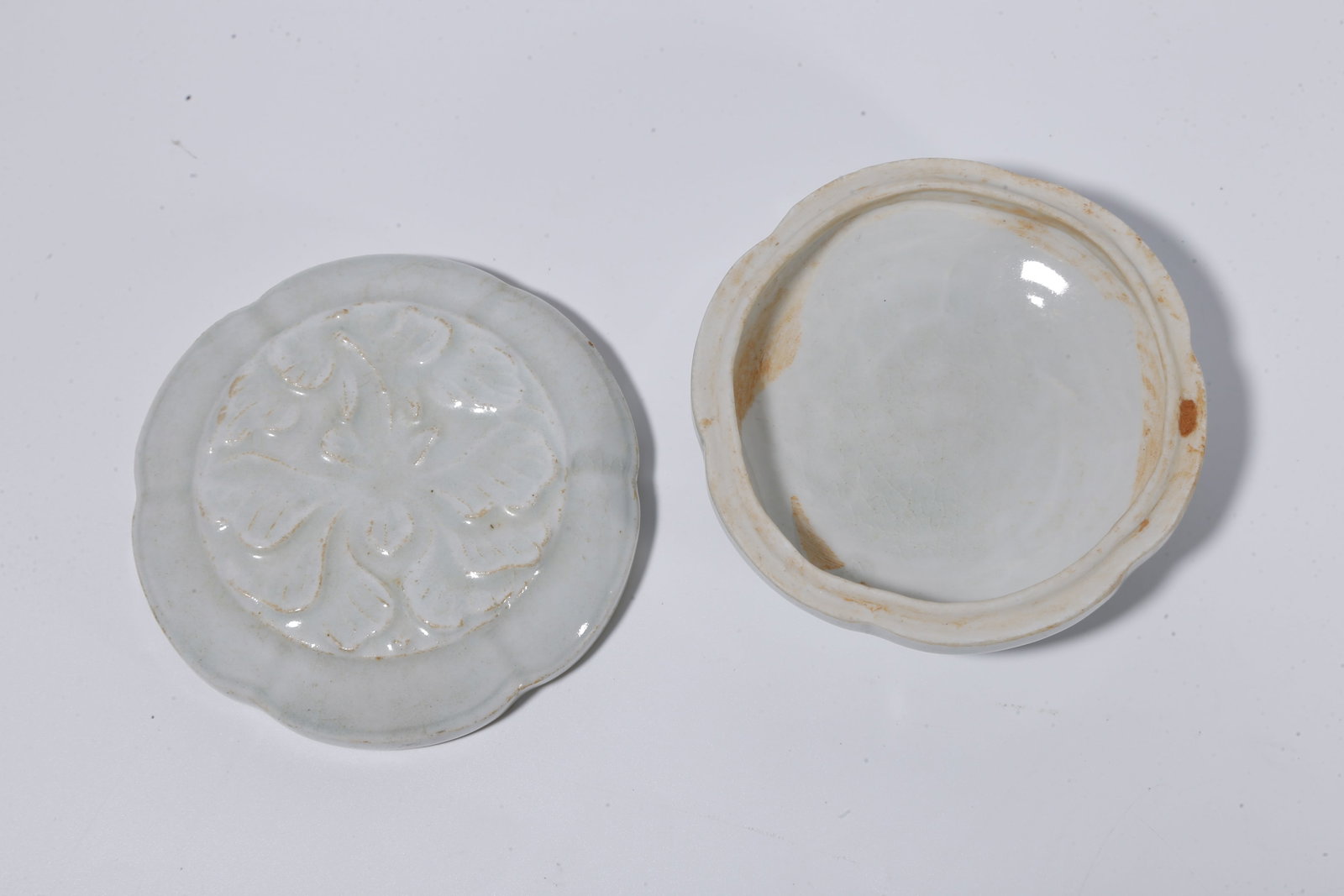 A SHADOW?CELADON GLAZED COVERED BOX WITH FLORAL PATTERN - 6