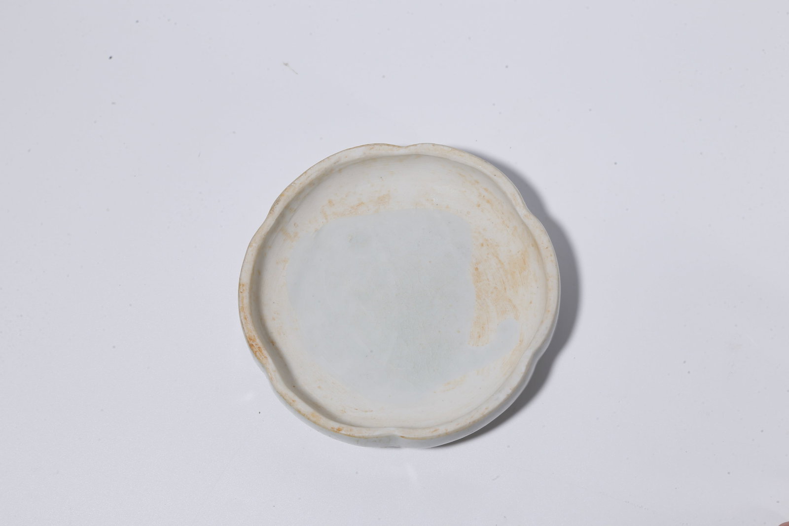 A SHADOW?CELADON GLAZED COVERED BOX WITH FLORAL PATTERN - 8