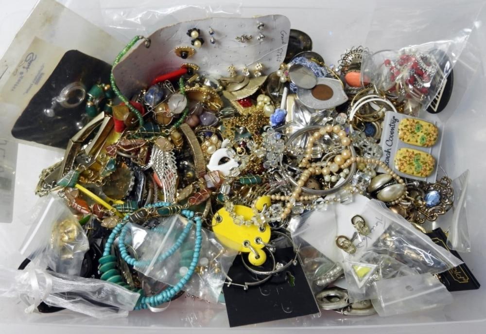 30 FASHION JEWELRY TREASURE LOT: 30 FASHION JEWELRY TREASURE LOT