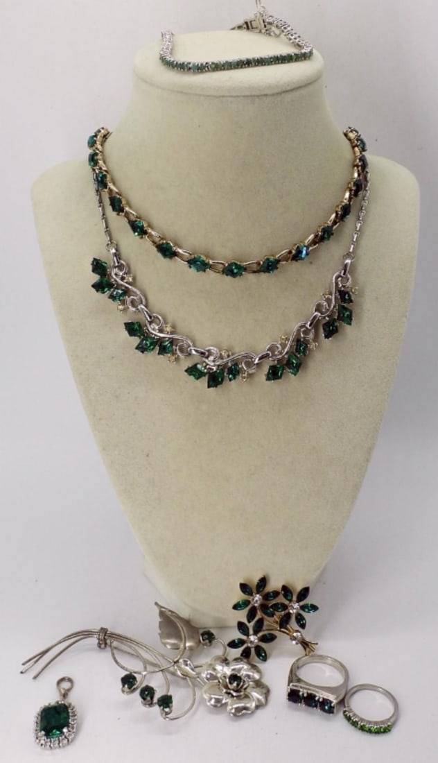 (8) EMERALD GREEN GEMSTONE SET: (8) EMERALD GREEN GEMSTONE SET