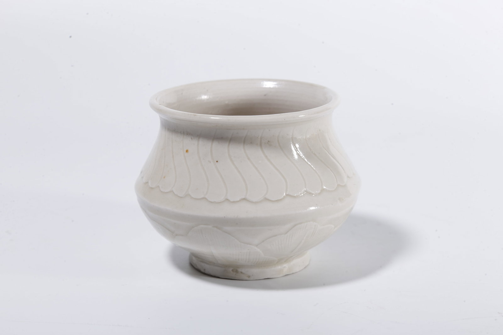 A DING WARE JAR WITH LOTUS PATTERN - 4